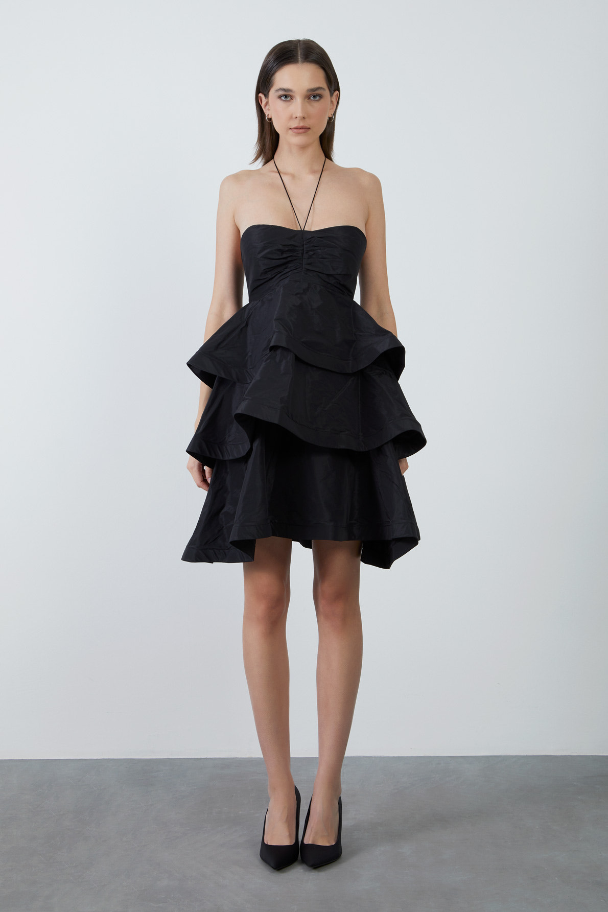 Boyundan Bağlamalı Kalp Yaka Volanlı Straplez Mini Elbise