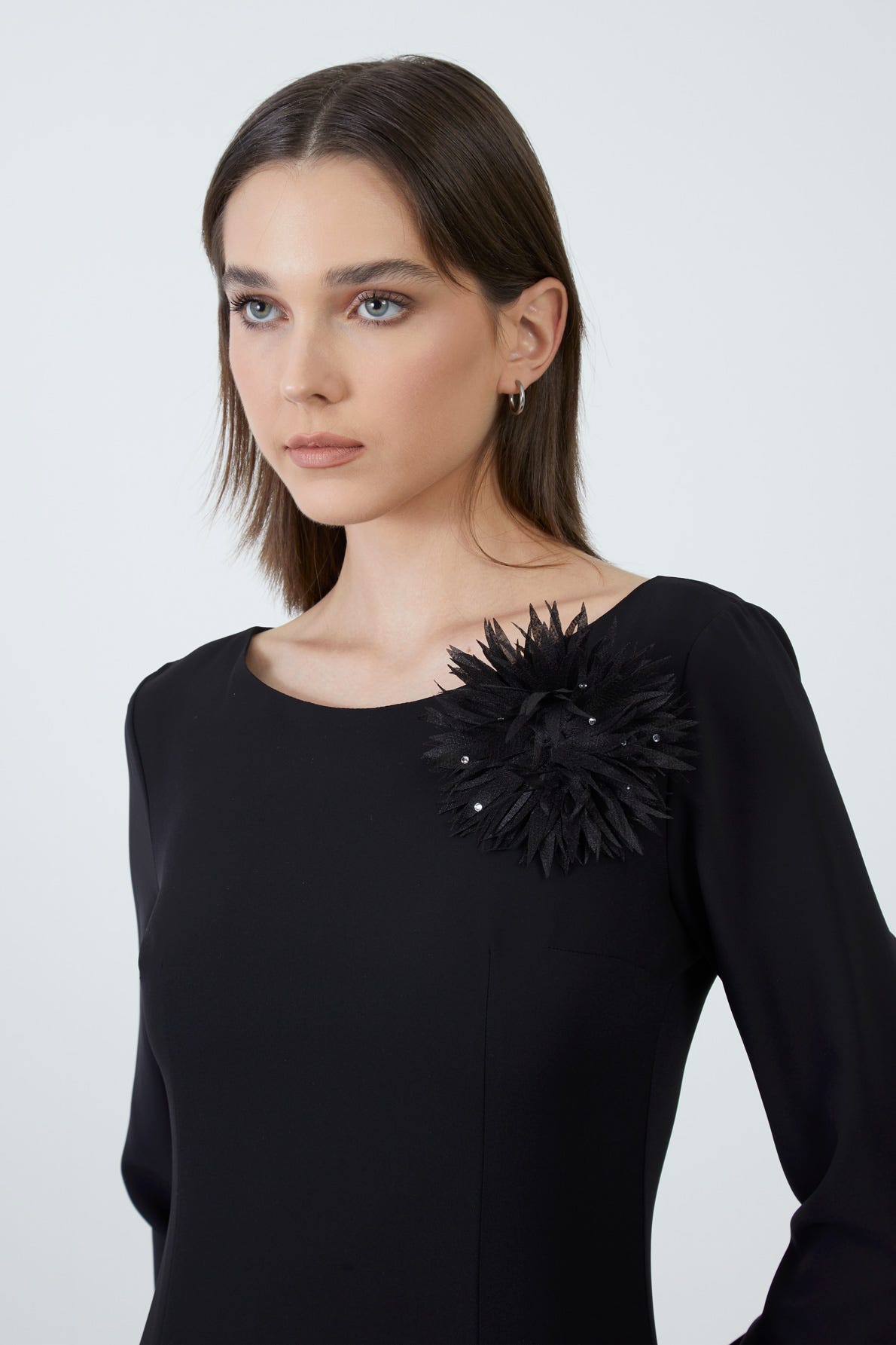 Kristal Taşlı Broş Detaylı Volan Etekli Fermuarlı Uzun Elbise