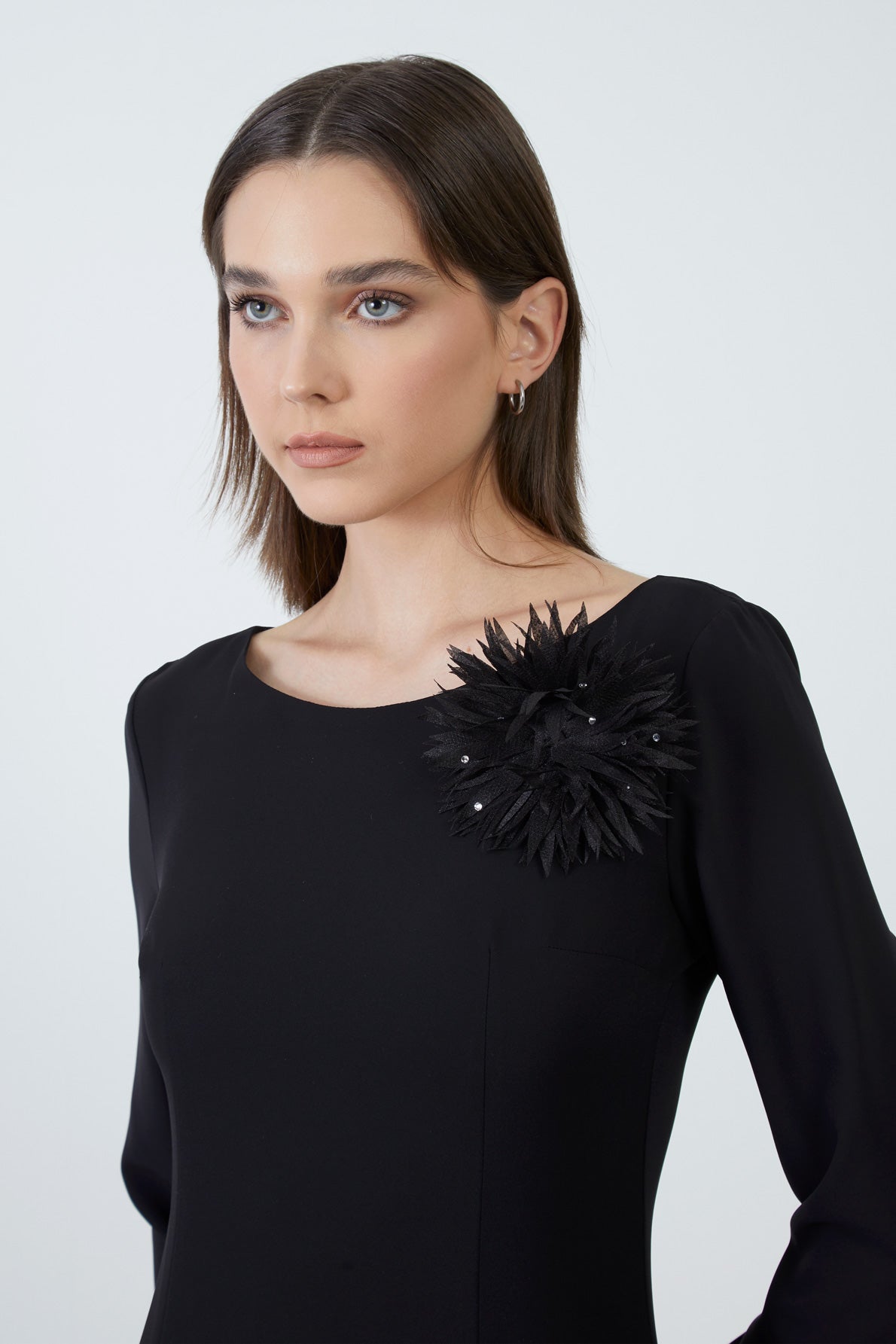 Kristal Taşlı Broş Detaylı Volan Etekli Fermuarlı Uzun Elbise