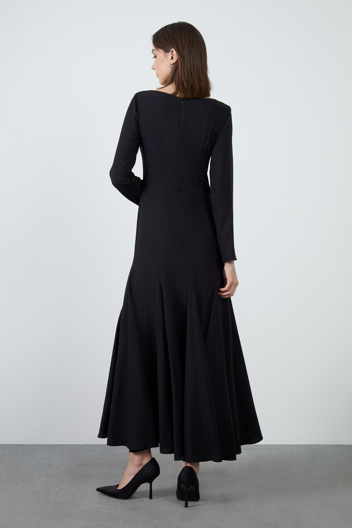 Kristal Taşlı Broş Detaylı Volan Etekli Fermuarlı Uzun Elbise