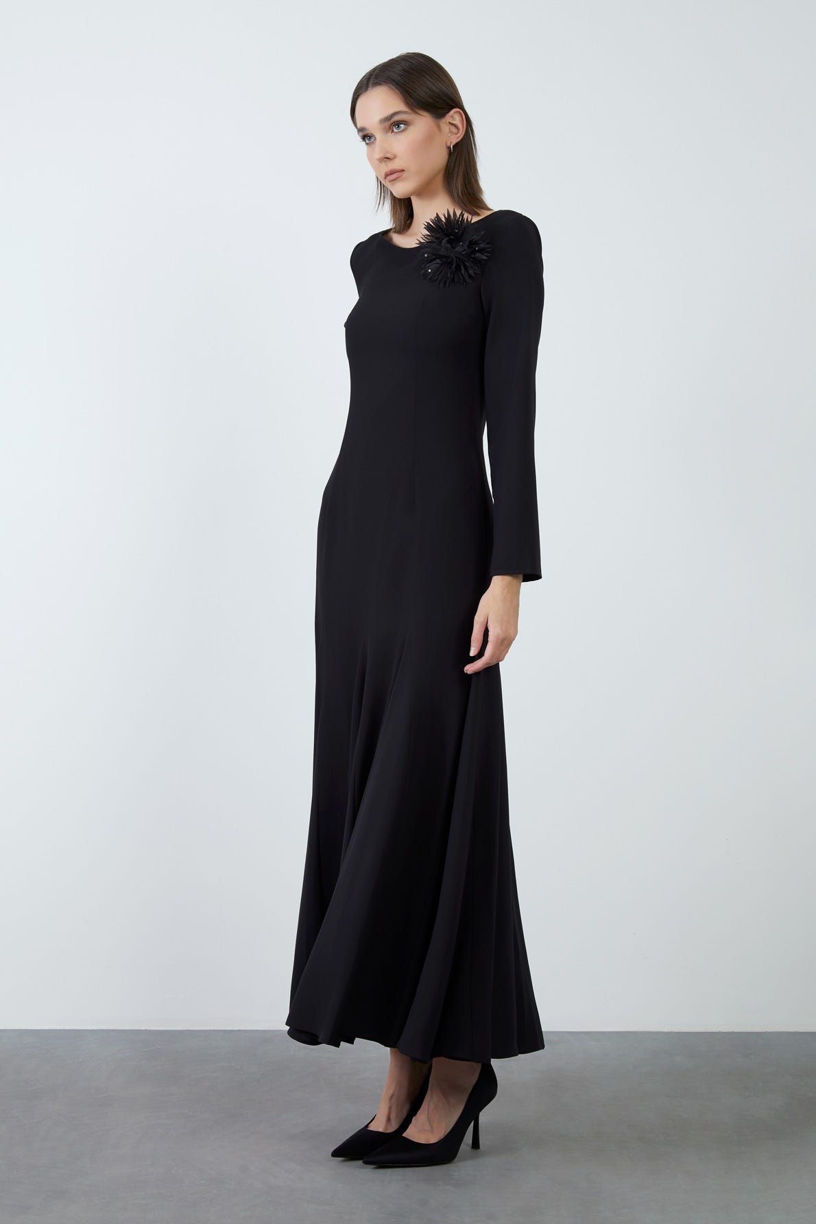 Kristal Taşlı Broş Detaylı Volan Etekli Fermuarlı Uzun Elbise