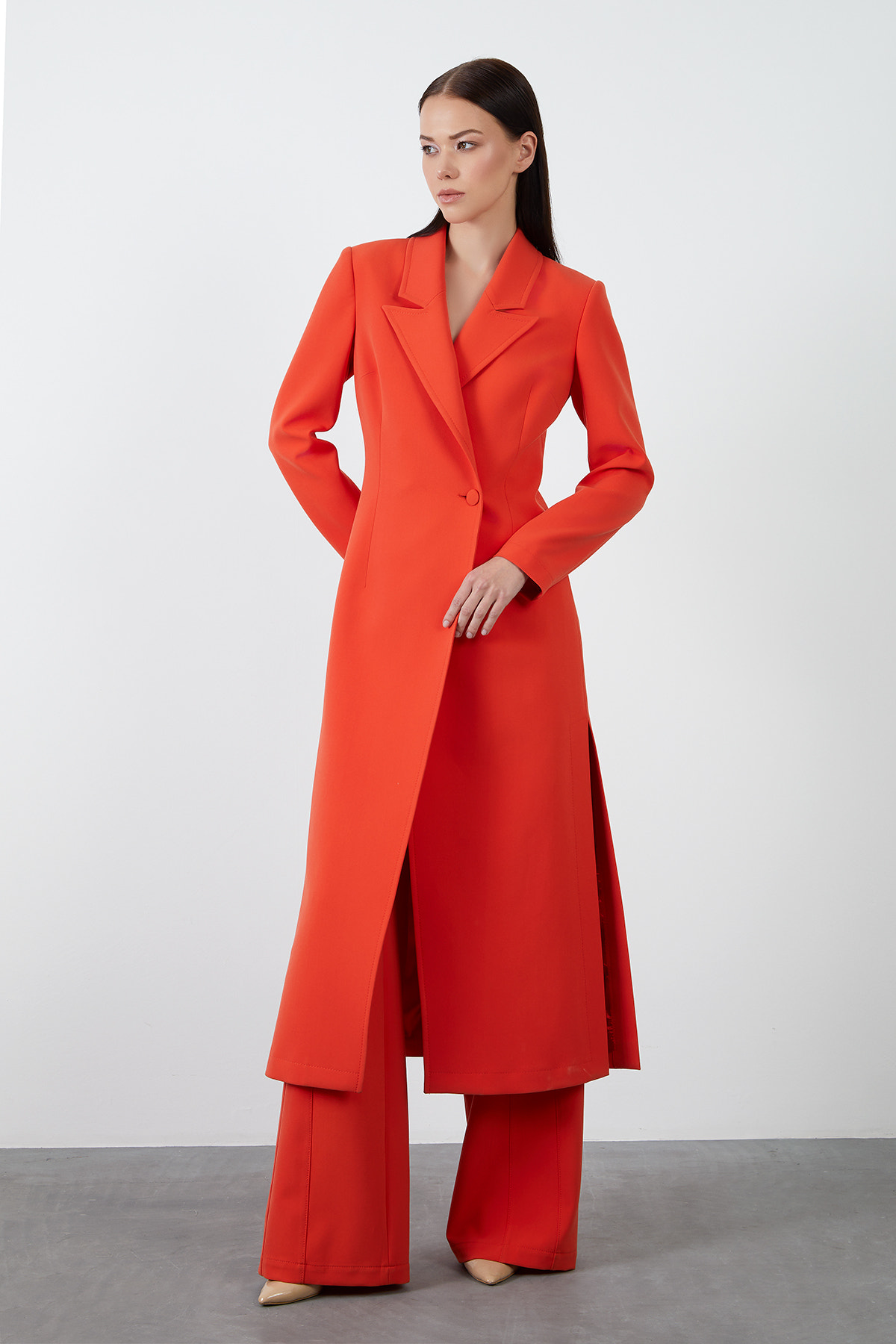 Yırtmaç Detaylı Uzun Ceket