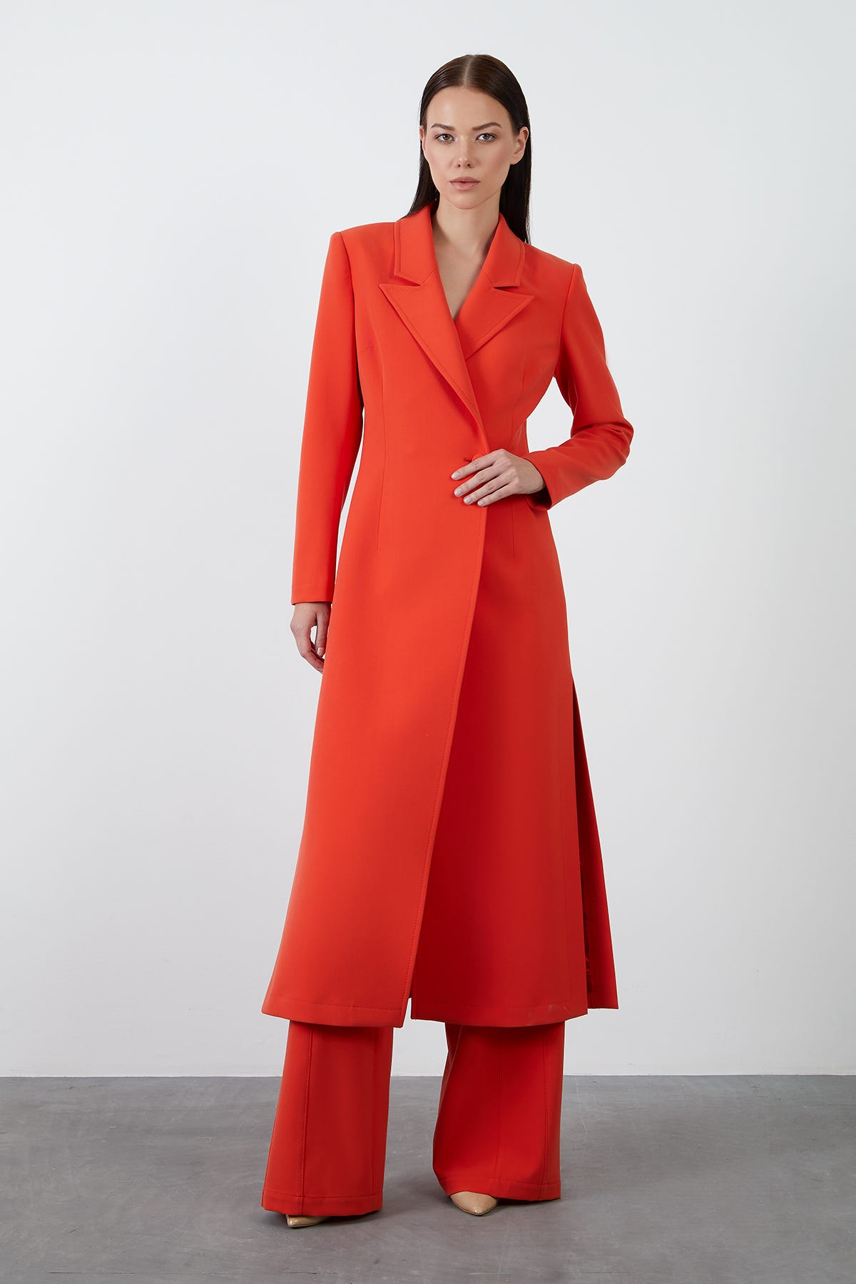 Yırtmaç Detaylı Uzun Ceket