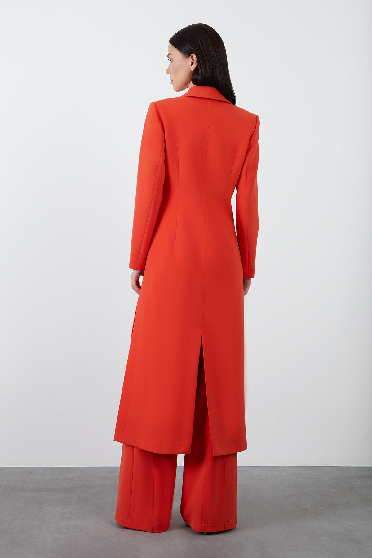 Yırtmaç Detaylı Uzun Ceket