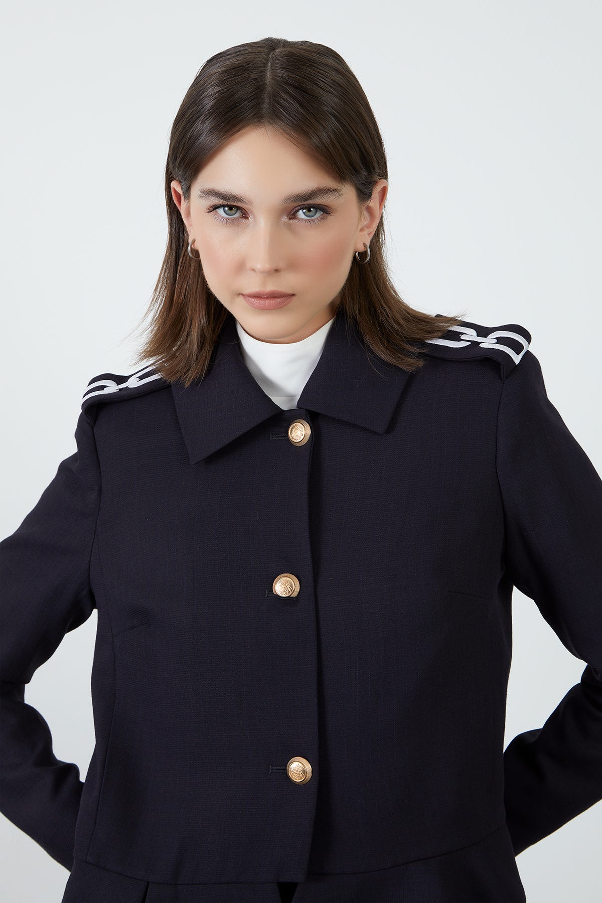 Apoletleri Nakış Detaylı Ceket