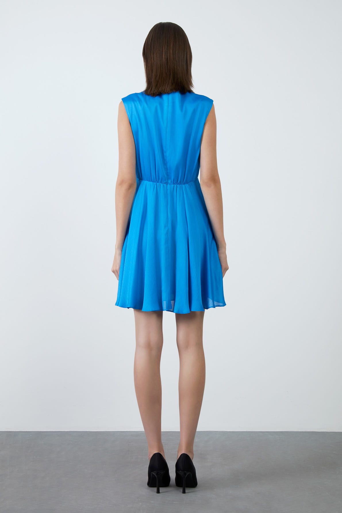 V Yakalı Kalp Broş Detaylı Mini Elbise