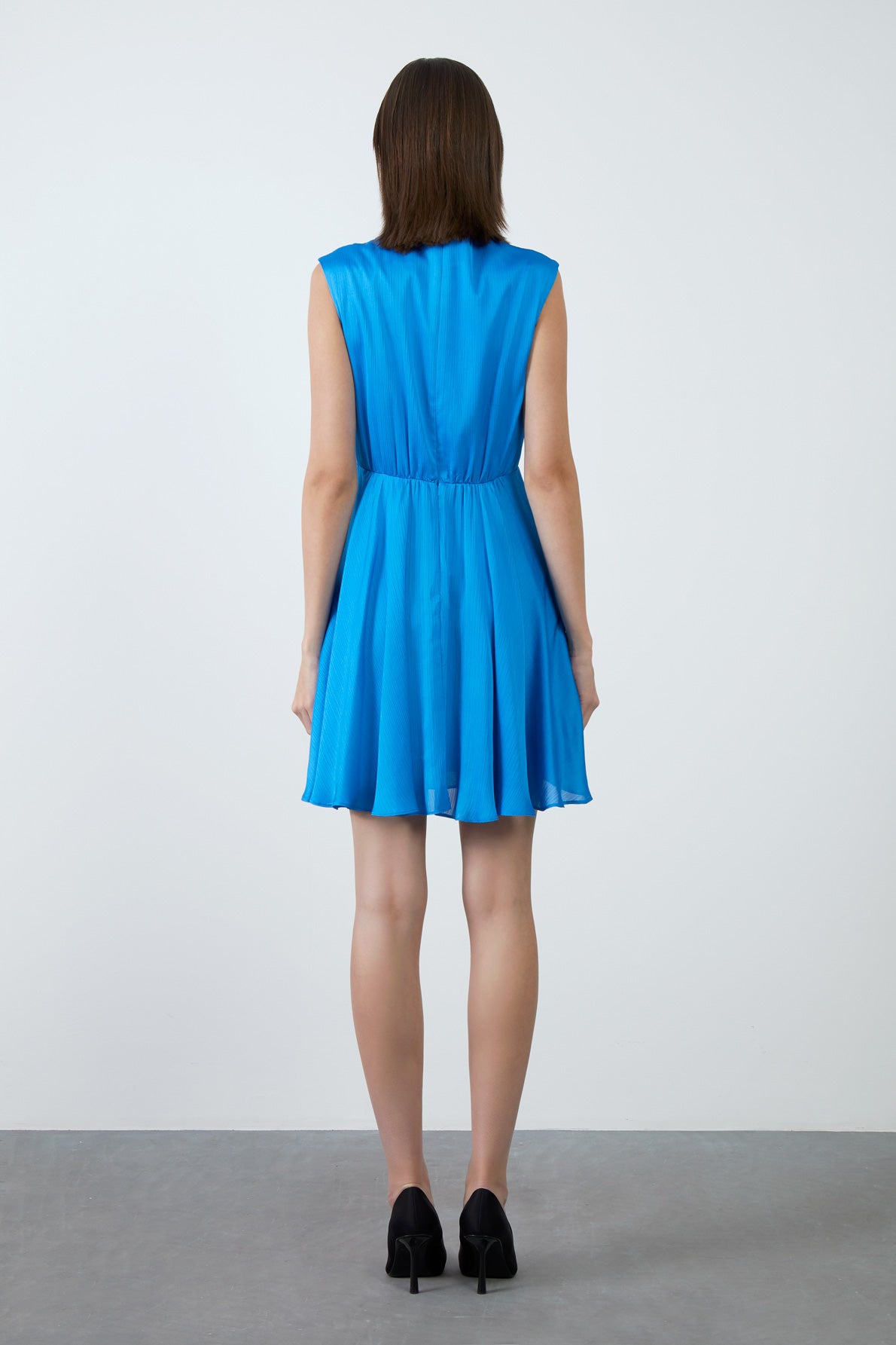 V Yakalı Kalp Broş Detaylı Mini Elbise