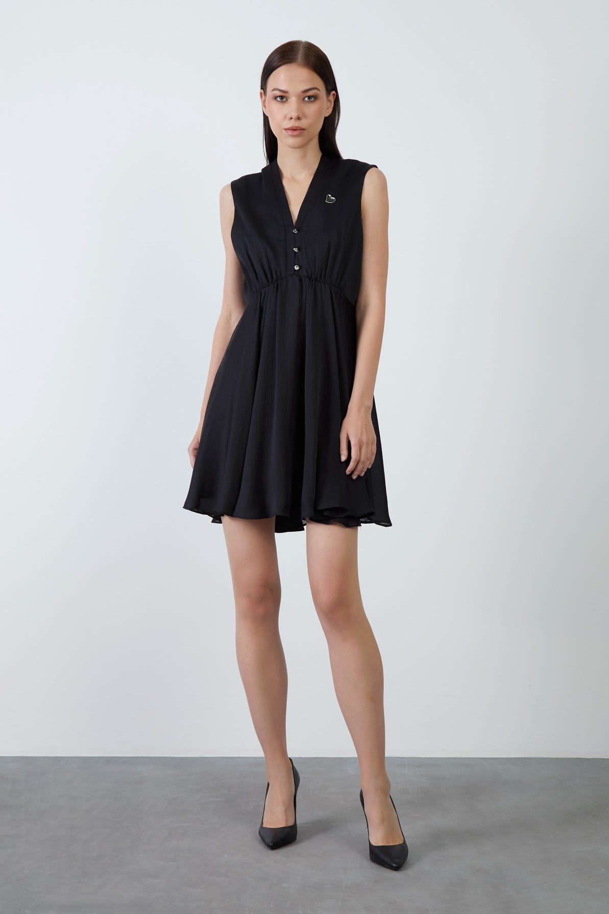 V Yakalı Kalp Broş Detaylı Siyah Mini Elbise