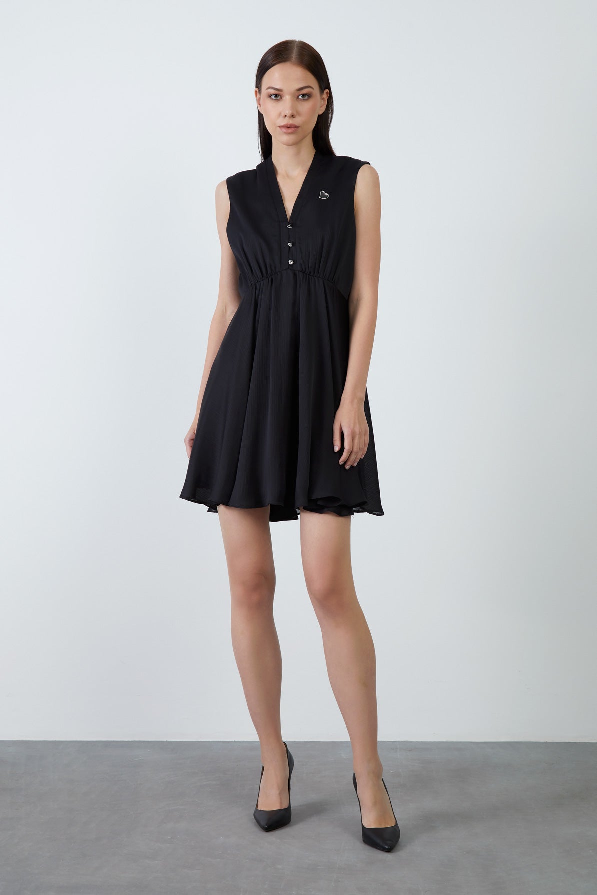 V Yakalı Kalp Broş Detaylı Siyah Mini Elbise