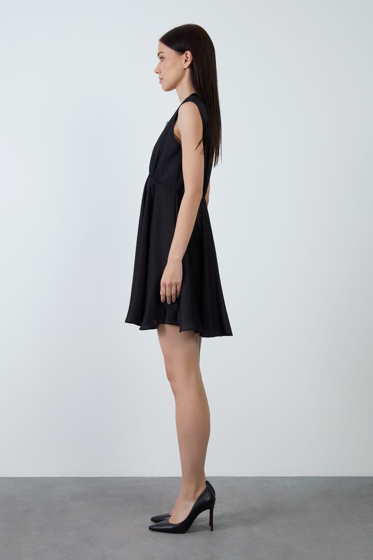 V Yakalı Kalp Broş Detaylı Siyah Mini Elbise