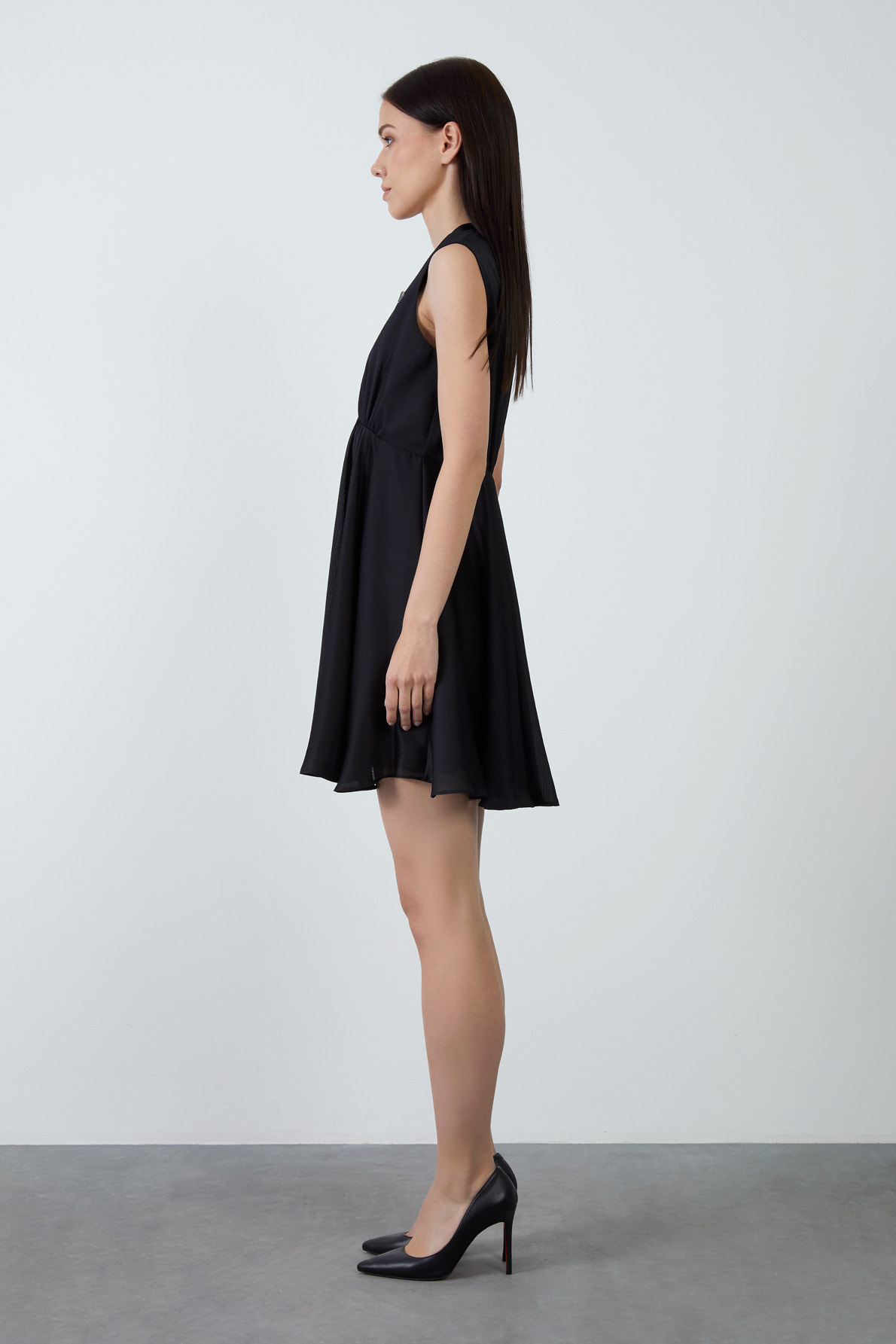 V Yakalı Kalp Broş Detaylı Siyah Mini Elbise