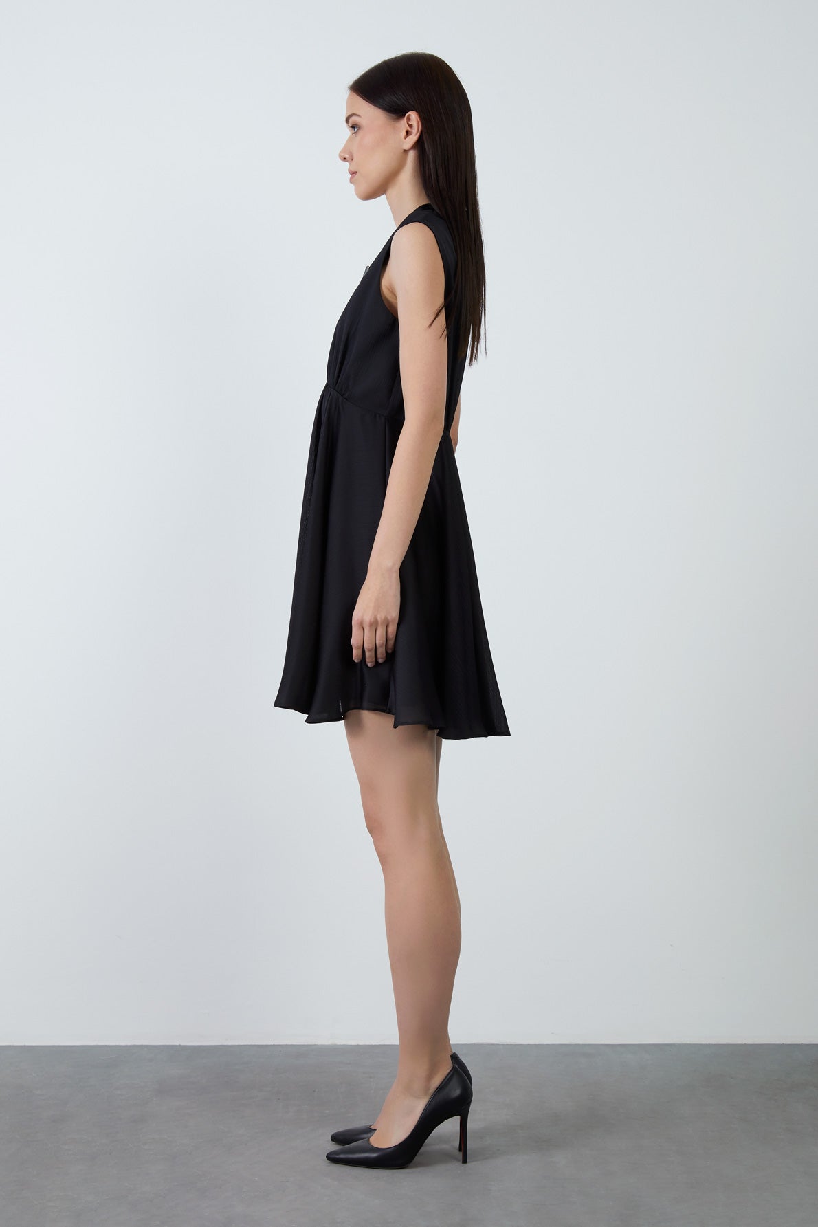 V Yakalı Kalp Broş Detaylı Siyah Mini Elbise