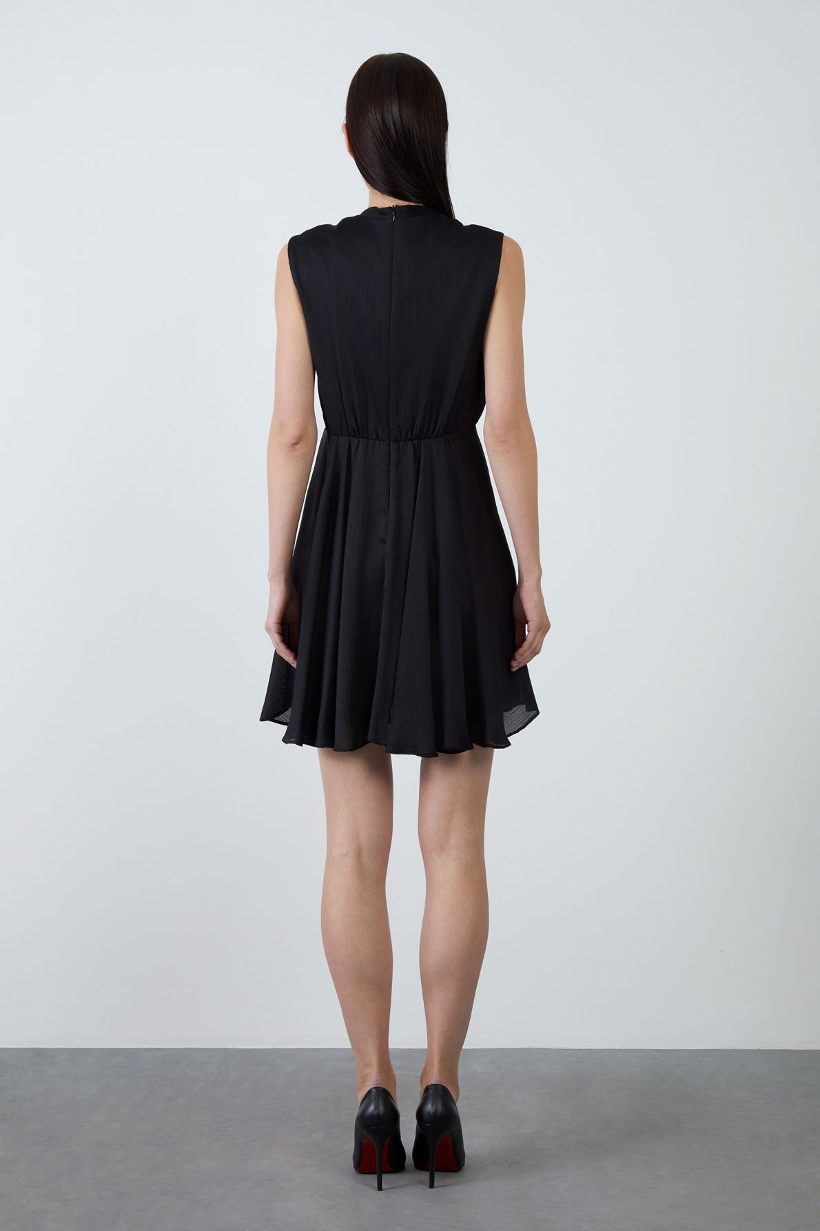 V Yakalı Kalp Broş Detaylı Siyah Mini Elbise