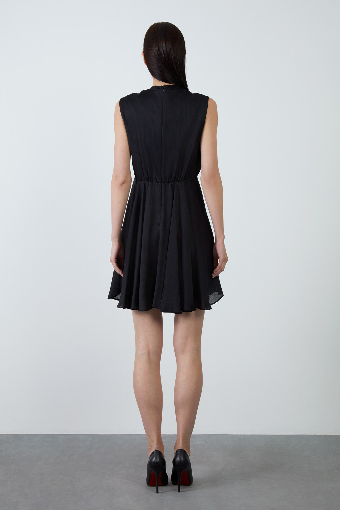 V Yakalı Kalp Broş Detaylı Siyah Mini Elbise