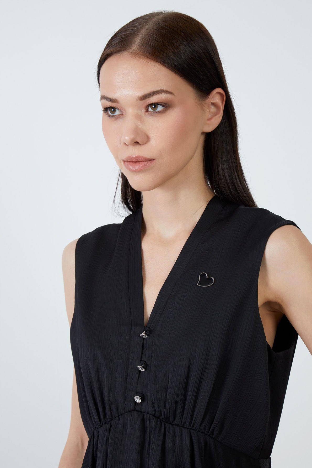 V Yakalı Kalp Broş Detaylı Siyah Mini Elbise