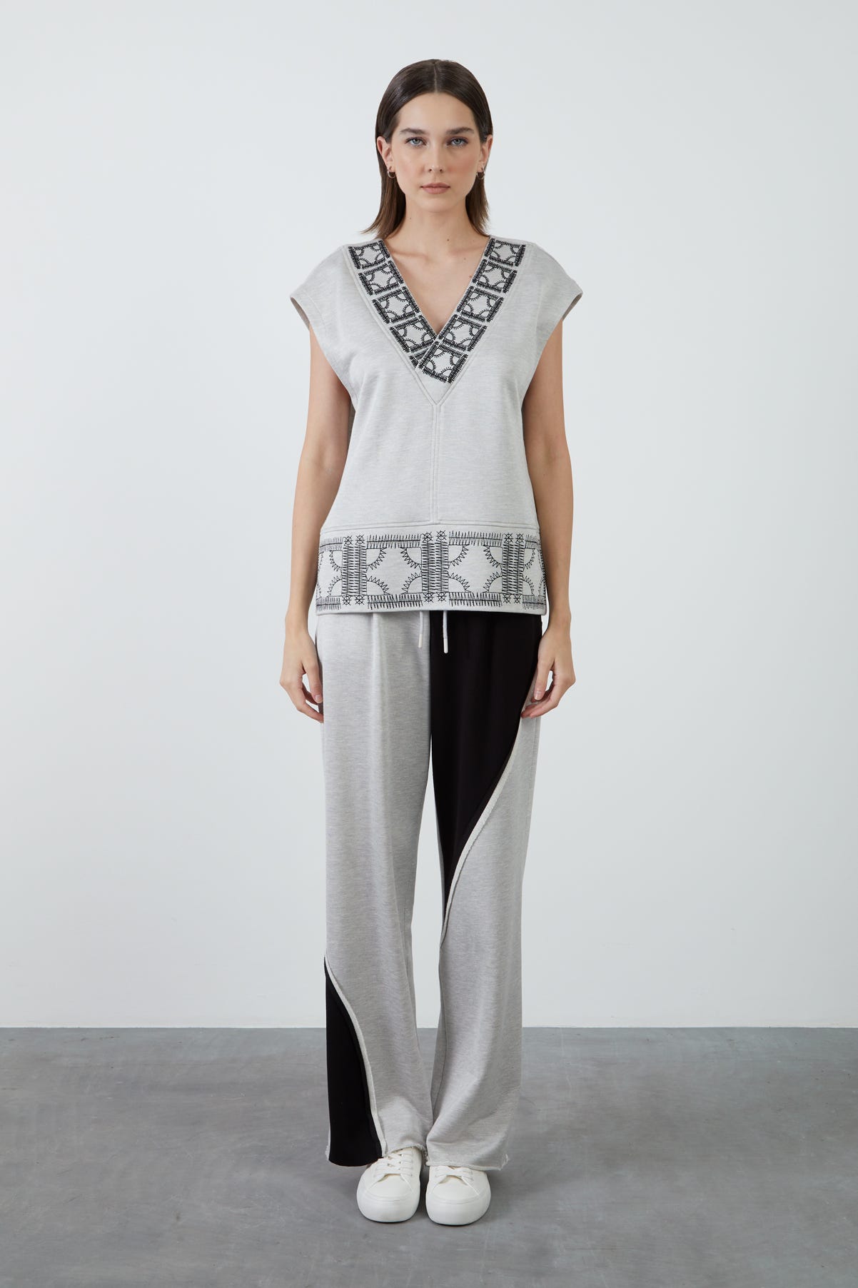 Nakış Detaylı Süveter