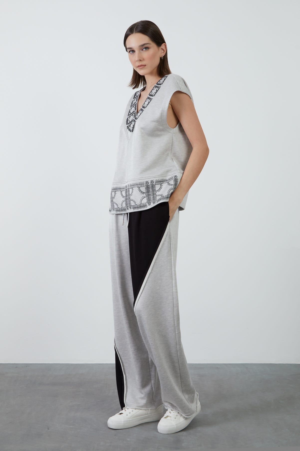 Nakış Detaylı Süveter