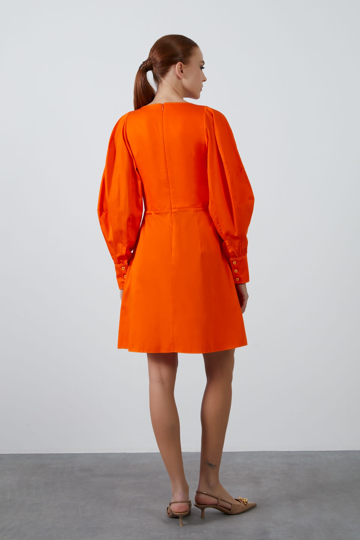 Kalp Yaka Karpuz Kol Detaylı Papatya Baskılı Broşlu Mini Elbise