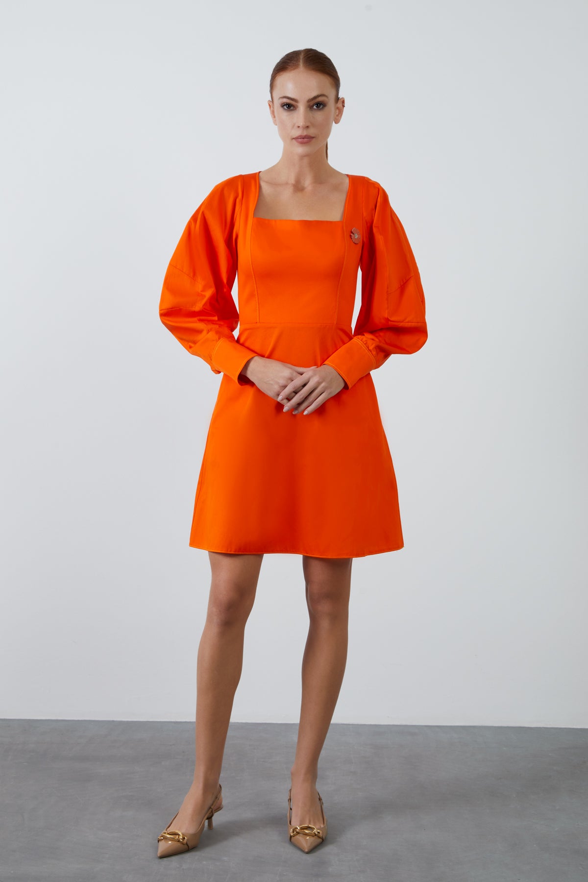 Kalp Yaka Karpuz Kol Detaylı Papatya Baskılı Broşlu Mini Elbise