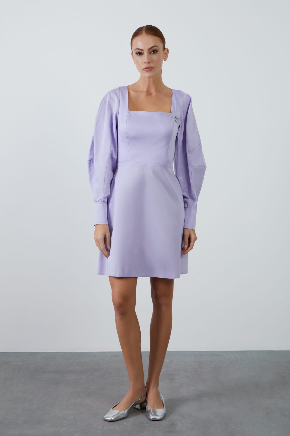 Kalp Yaka Karpuz Kol Detaylı Papatya Baskılı Broşlu Mini Elbise