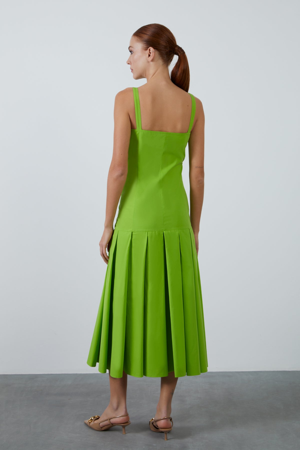 Askılı Bağlama Detaylı Eteği Pileli Midi Mercan Renk Elbise