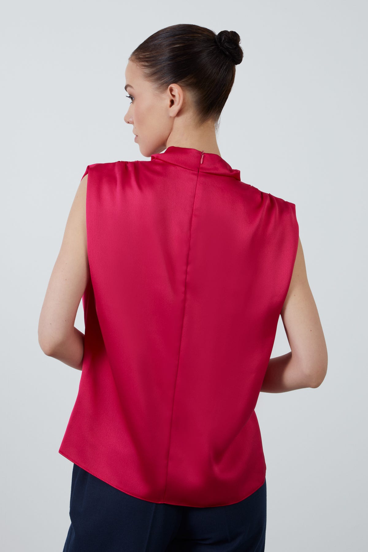 Degaje Yaka Sıfır Kol Bluz