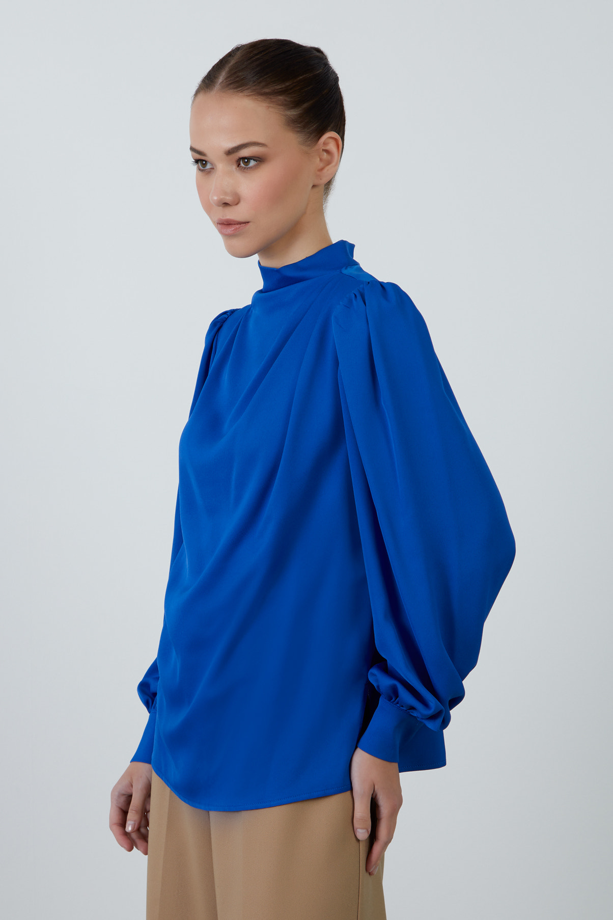 Yandan Yırtmaçlı Boğazlı Dökümlü Saten Bluz