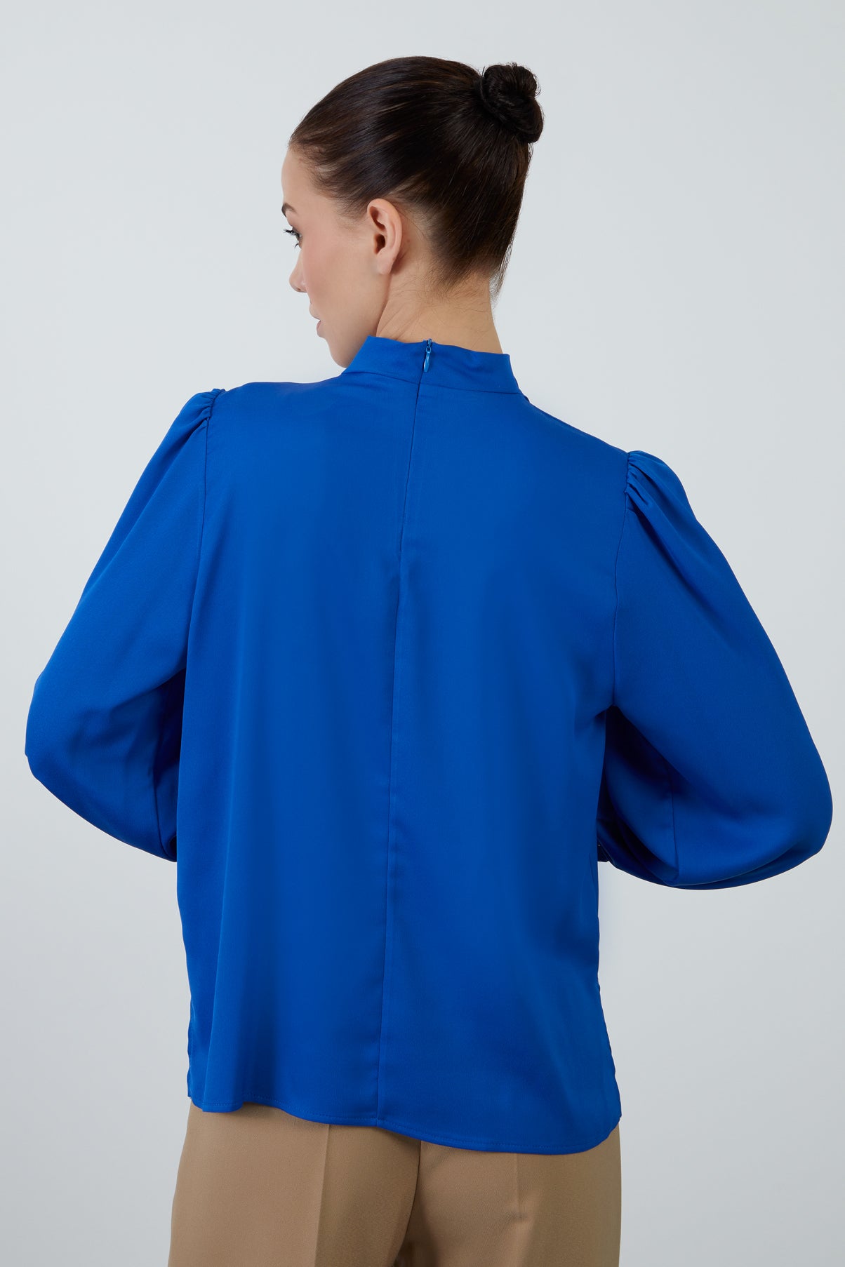 Yandan Yırtmaçlı Boğazlı Dökümlü Saten Bluz