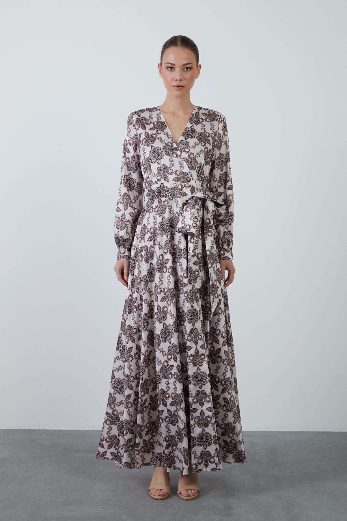 Beli Kuşak Bağlamalı Kontrast Desenli Uzun Elbise