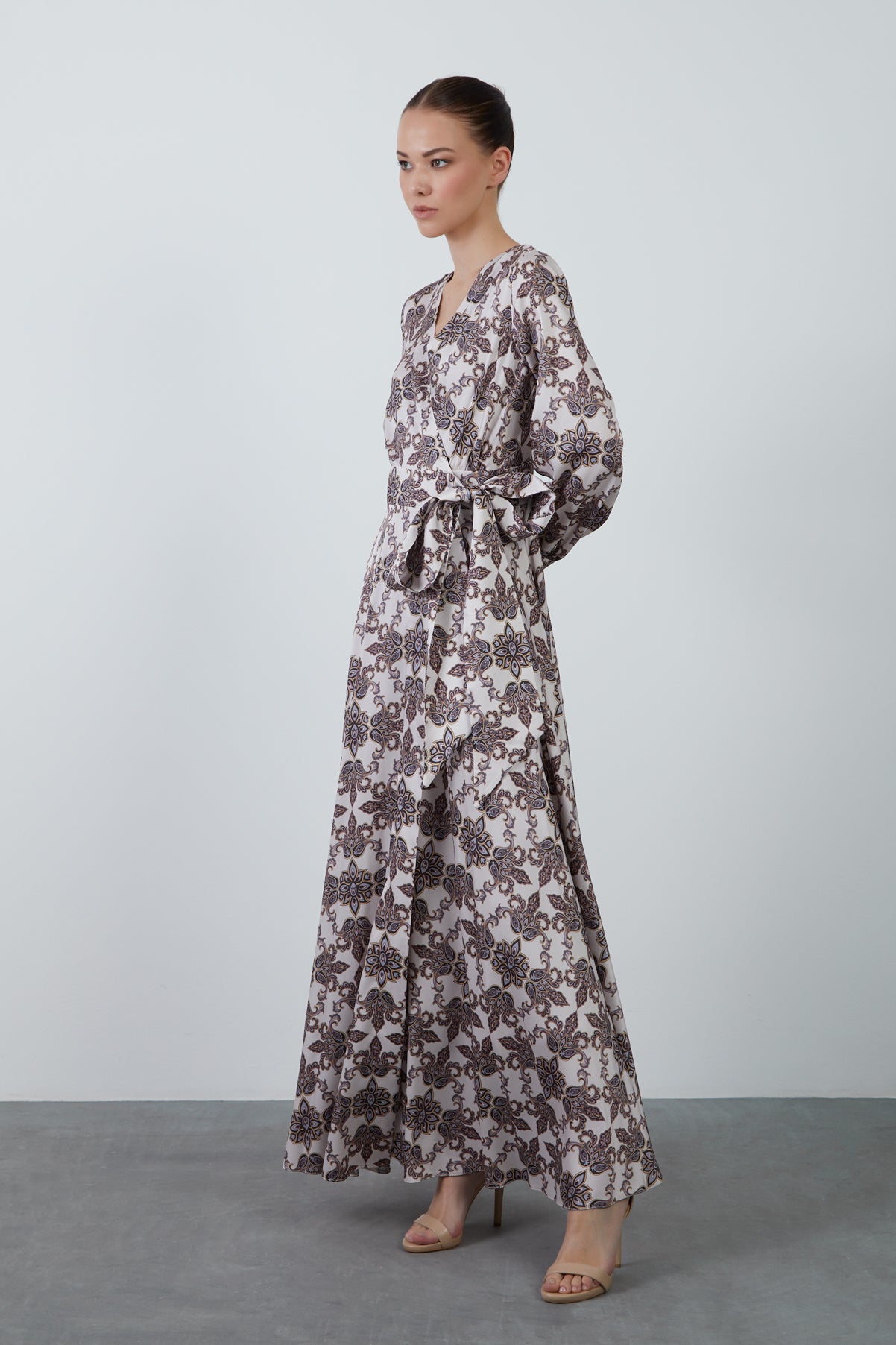 Beli Kuşak Bağlamalı Kontrast Desenli Uzun Elbise