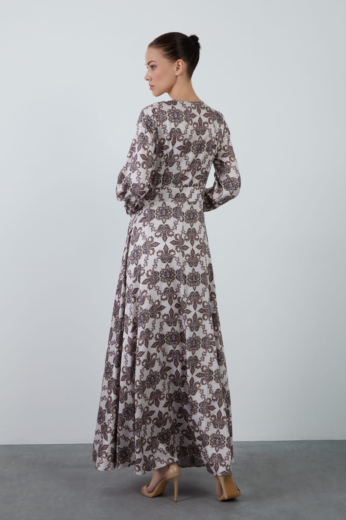 Beli Kuşak Bağlamalı Kontrast Desenli Uzun Elbise