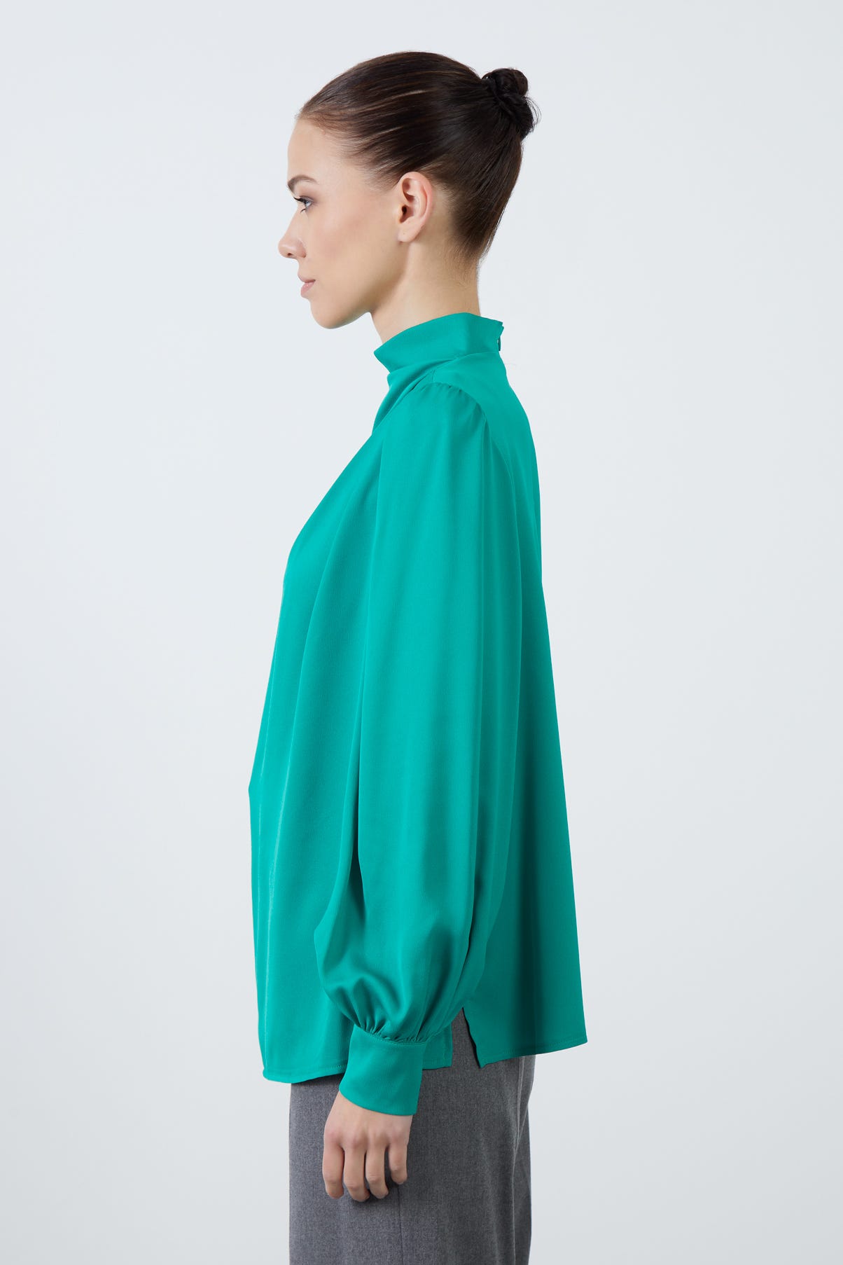 Yandan Yırtmaçlı Boğazlı Dökümlü Saten Bluz