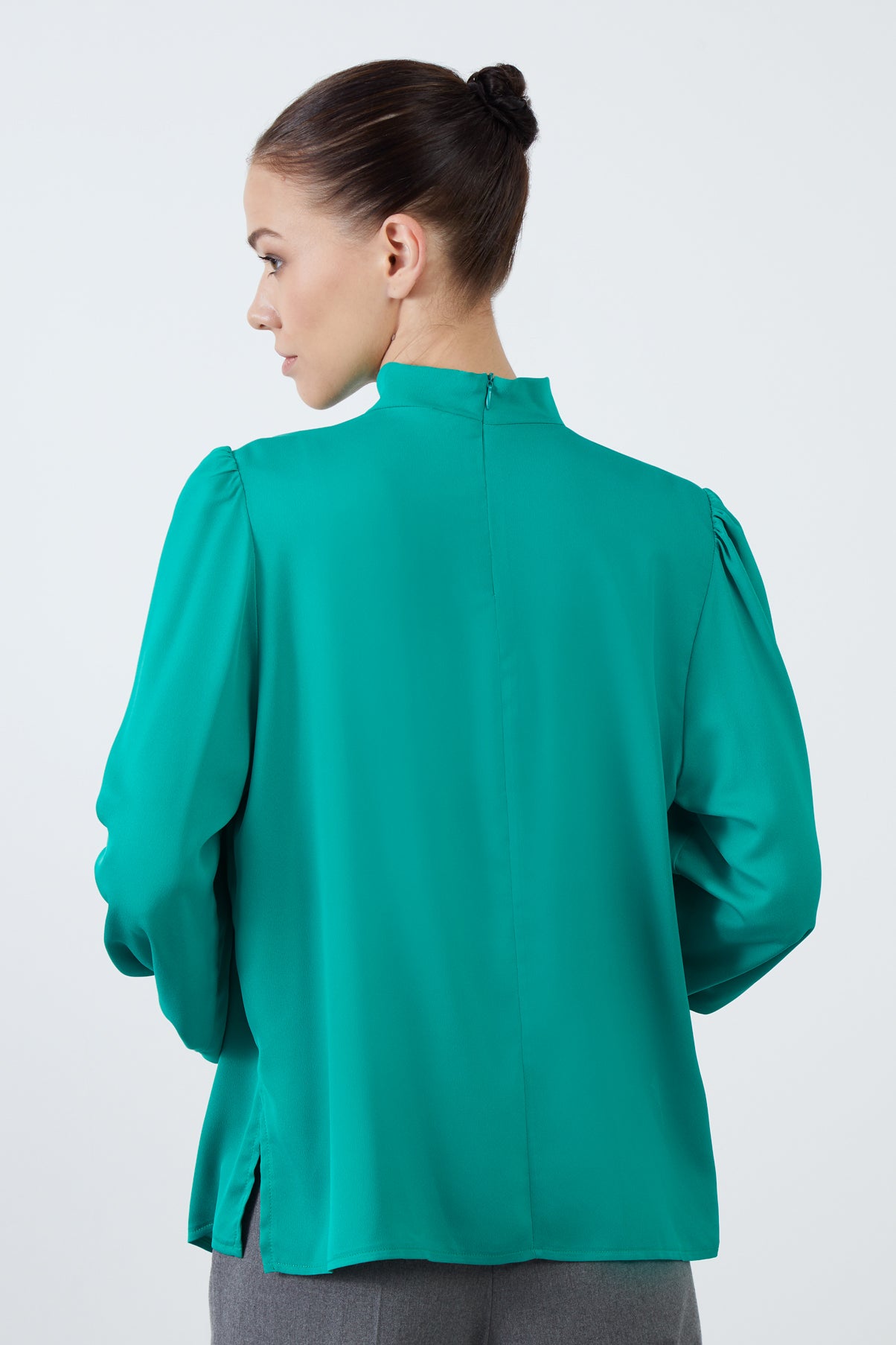 Yandan Yırtmaçlı Boğazlı Dökümlü Saten Bluz