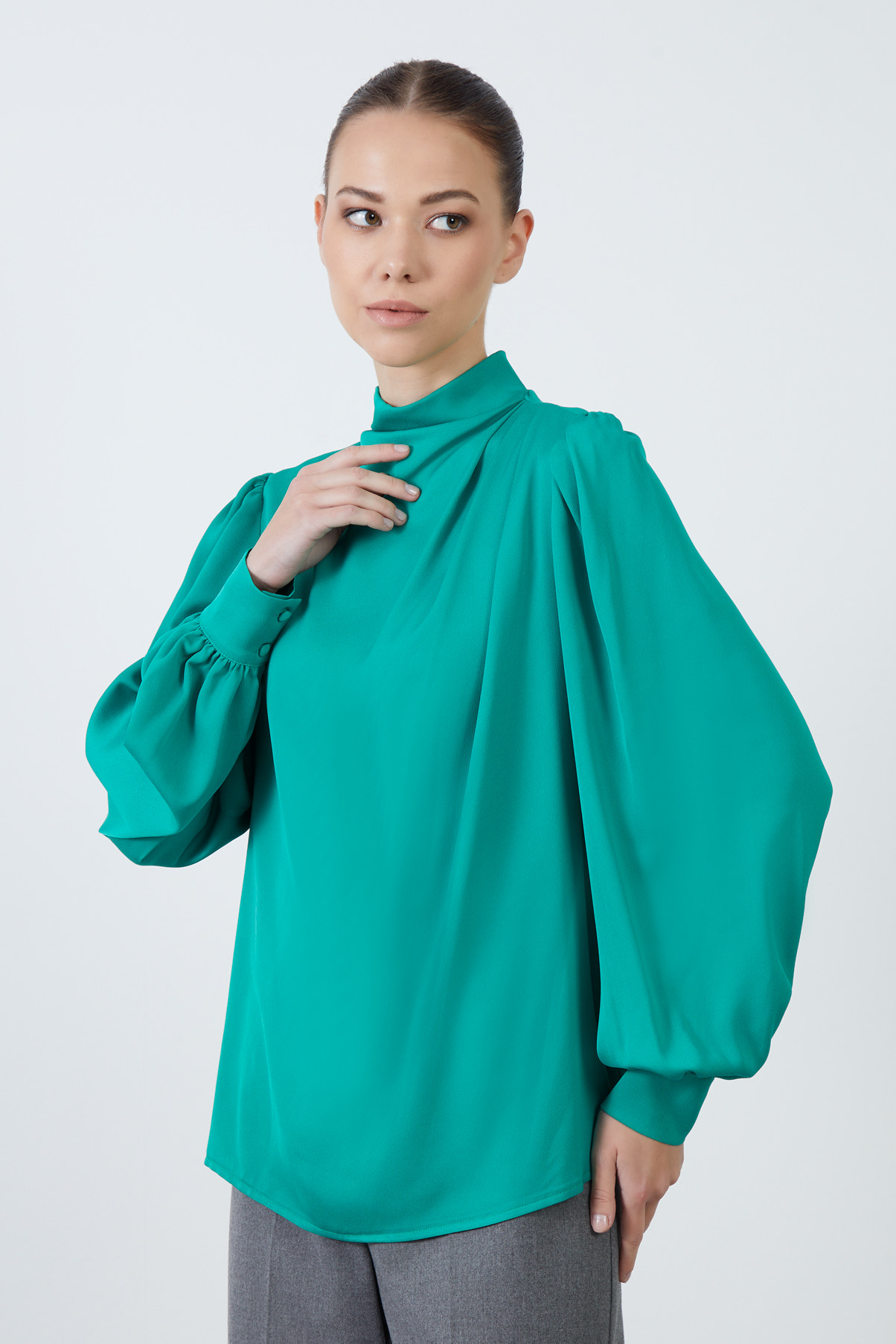 Yandan Yırtmaçlı Boğazlı Dökümlü Saten Bluz