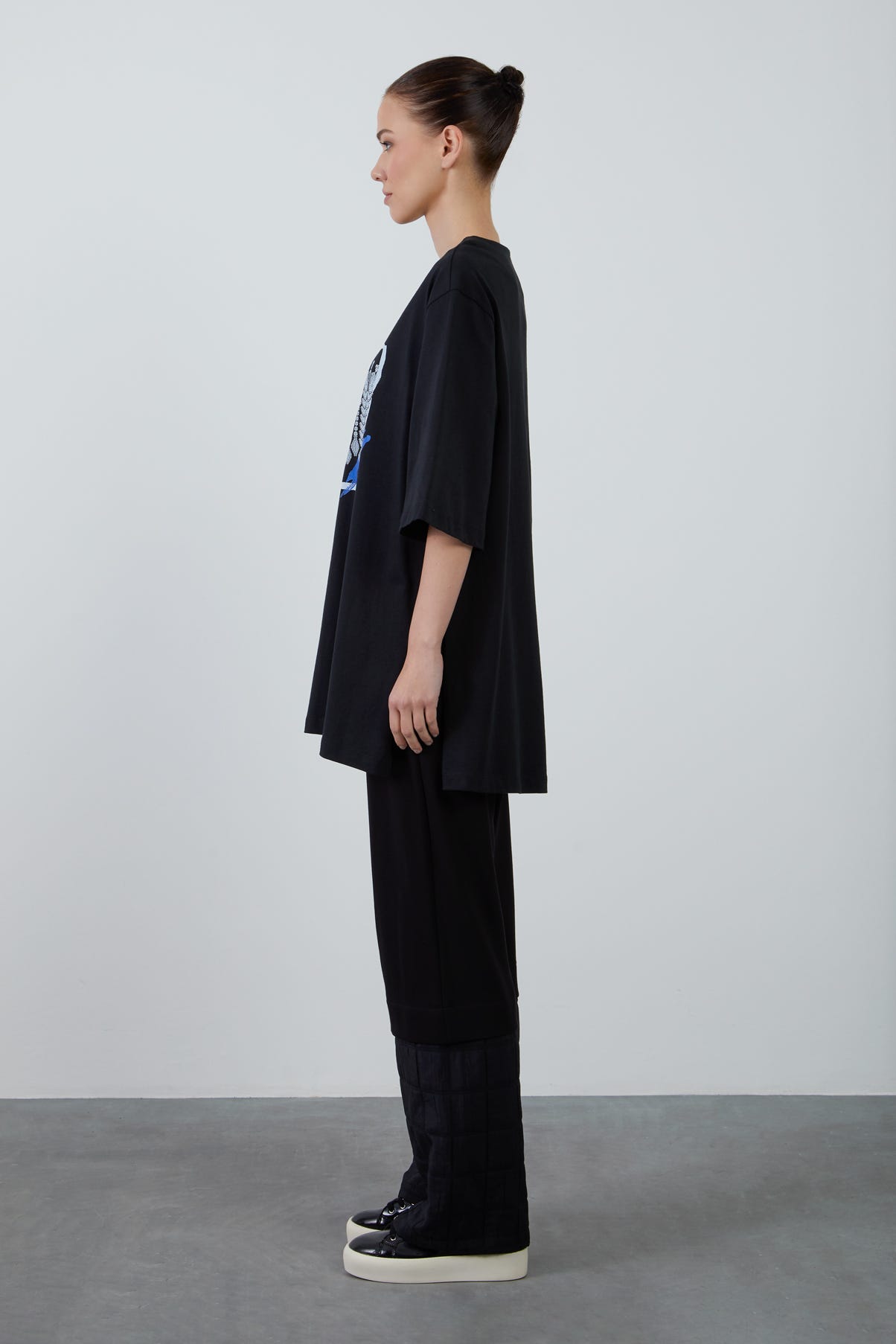 Oversize Yanları Yırtmaçlı Arkası Gizli Fermuarlı Siyah T-Shirt