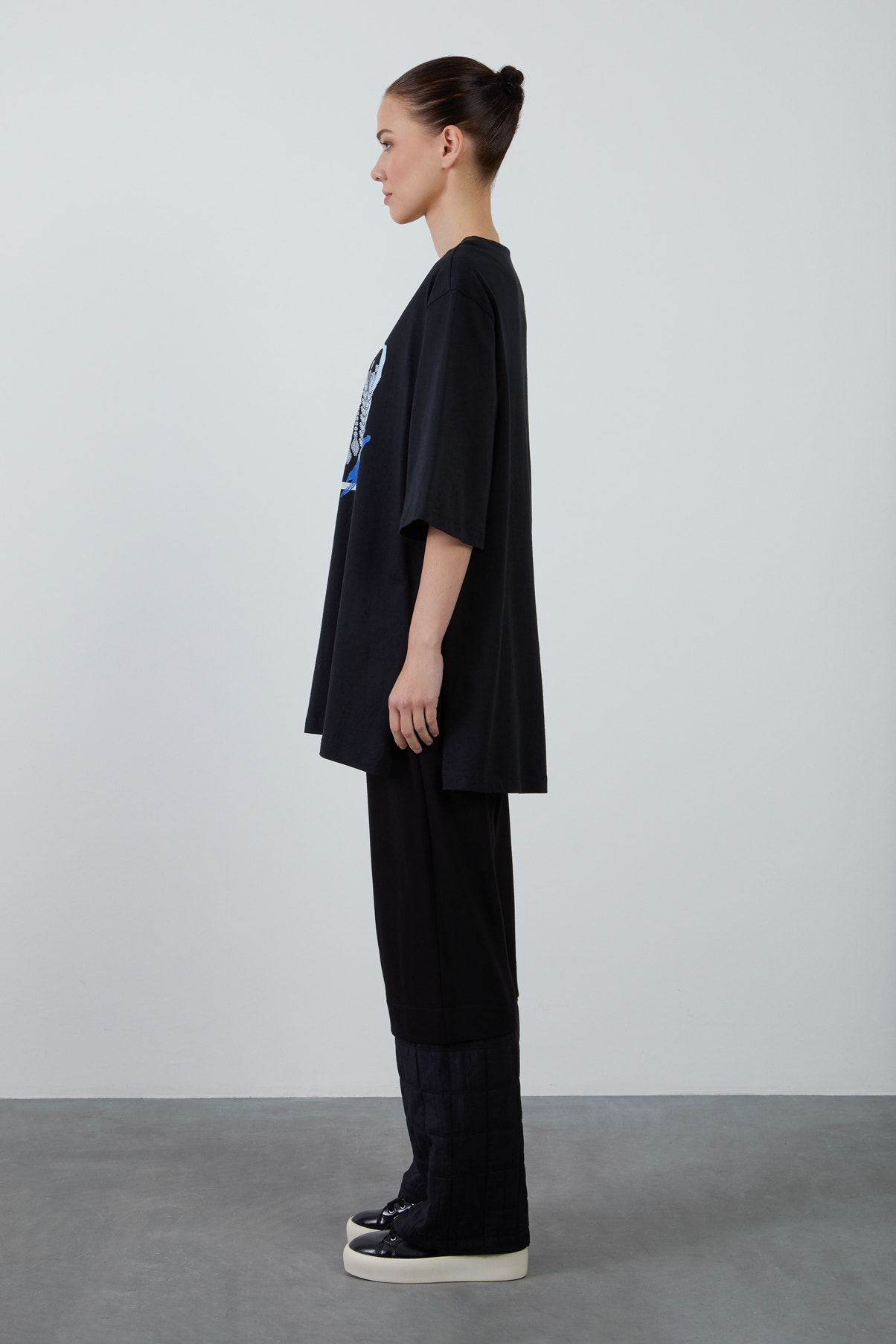 Oversize Yanları Yırtmaçlı Arkası Gizli Fermuarlı Siyah T-Shirt