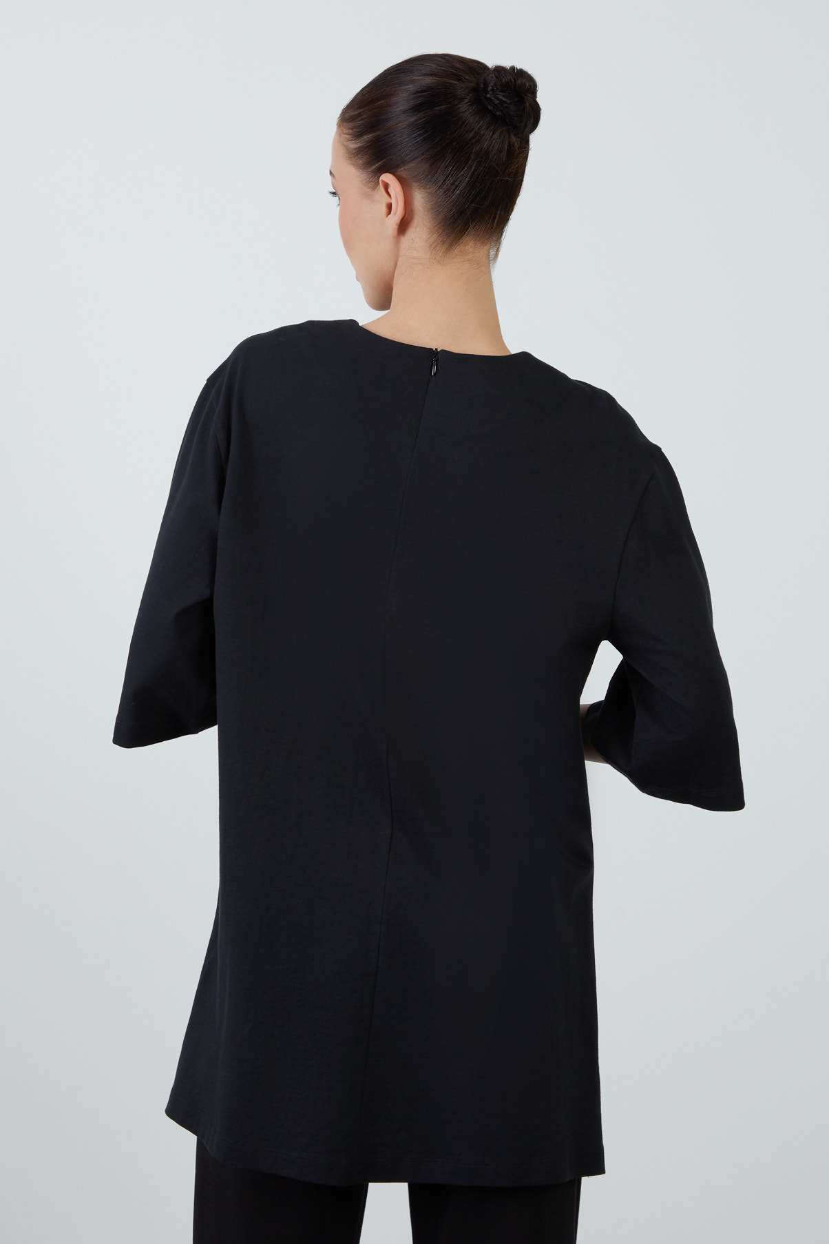 Oversize Yanları Yırtmaçlı Arkası Gizli Fermuarlı Siyah T-Shirt