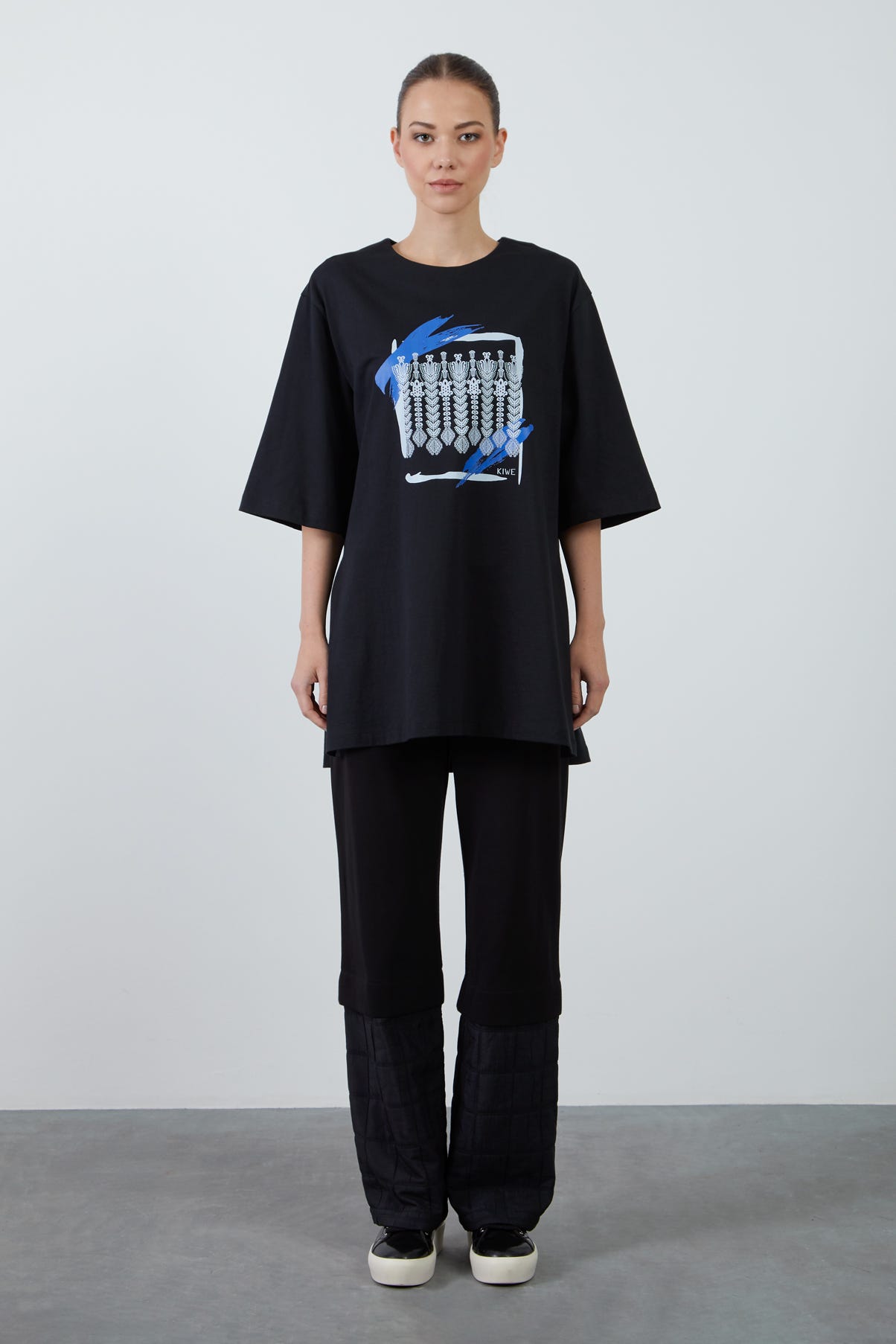 Oversize Yanları Yırtmaçlı Arkası Gizli Fermuarlı Siyah T-Shirt