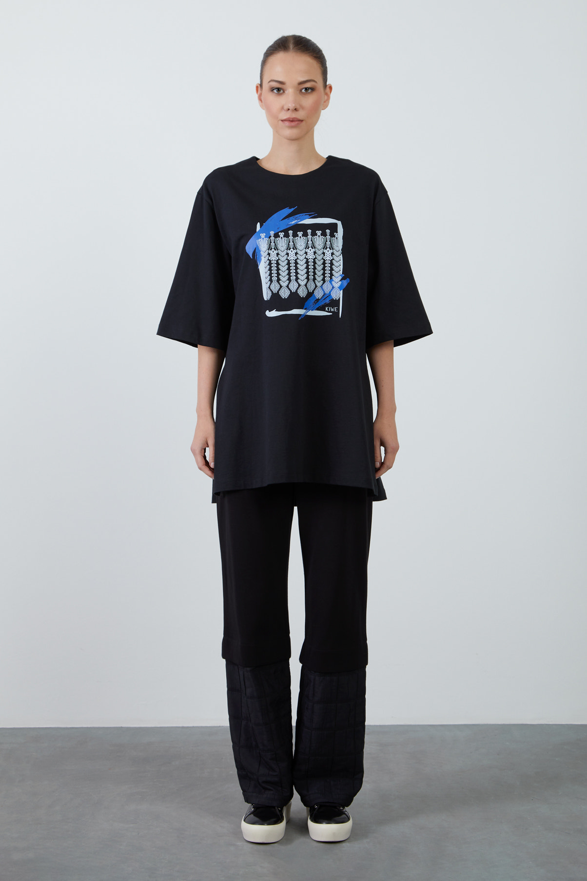 Oversize Yanları Yırtmaçlı Arkası Gizli Fermuarlı Siyah T-Shirt