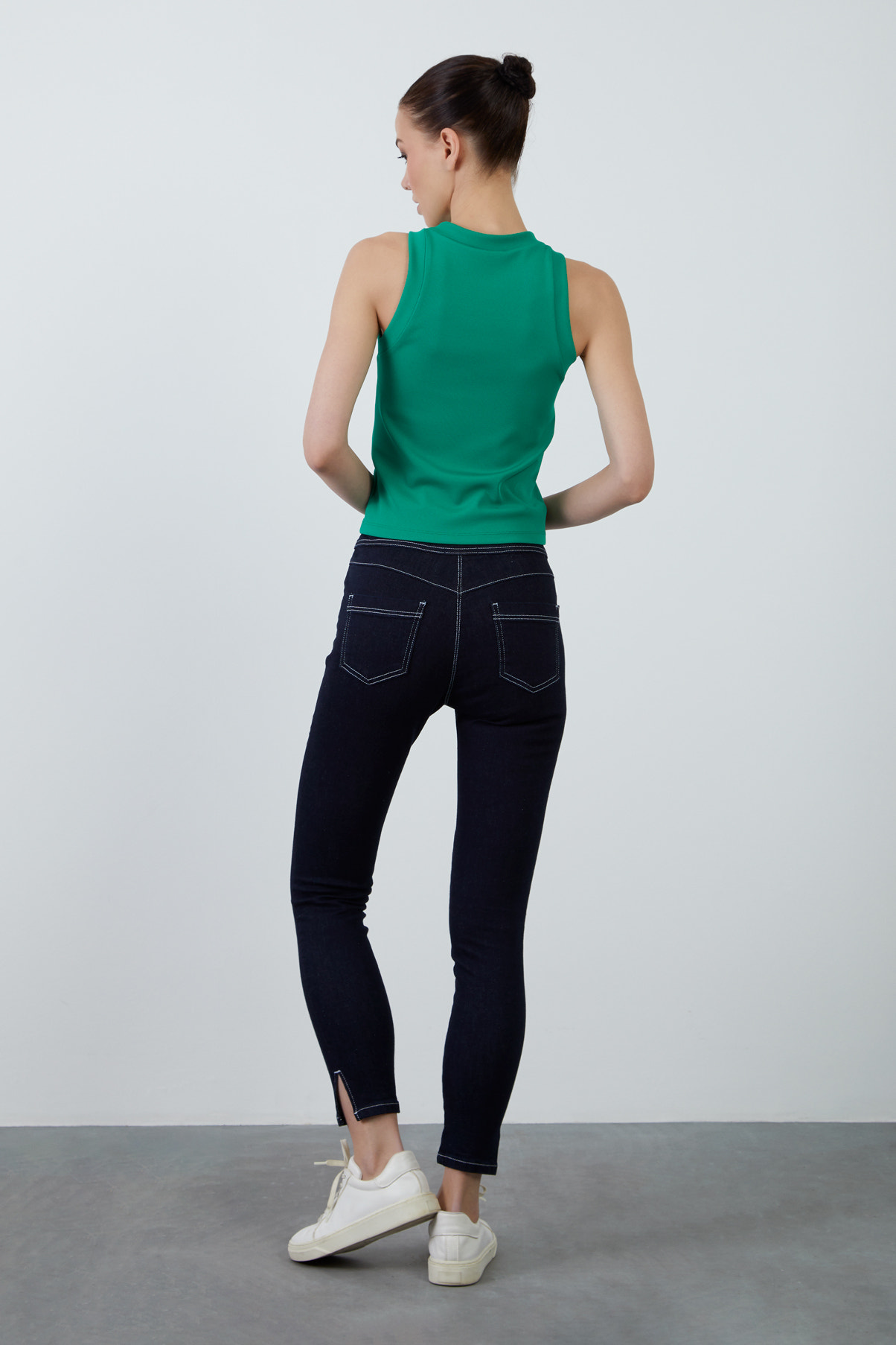 Bisiklet Yaka Sıfır Kollu Basıc Bluz