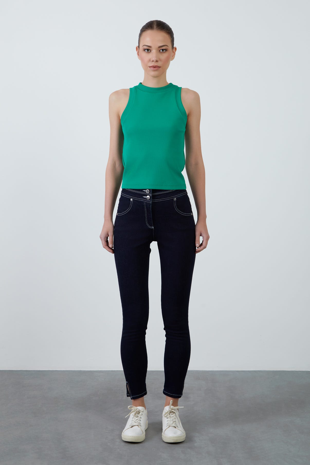 Bisiklet Yaka Sıfır Kollu Basıc Bluz