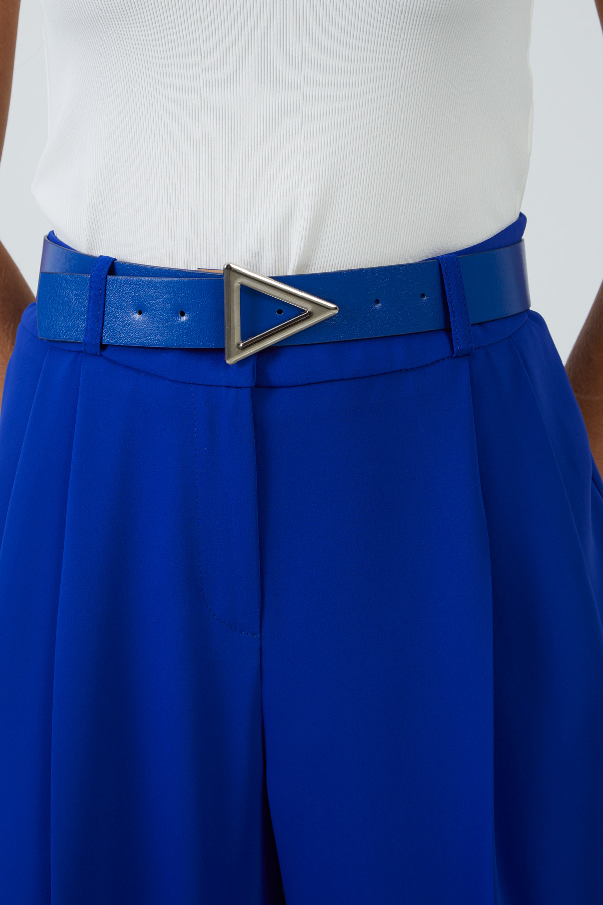 Deri Kemer Aksesuarlı Pileli Mavi Havuç Pantolon