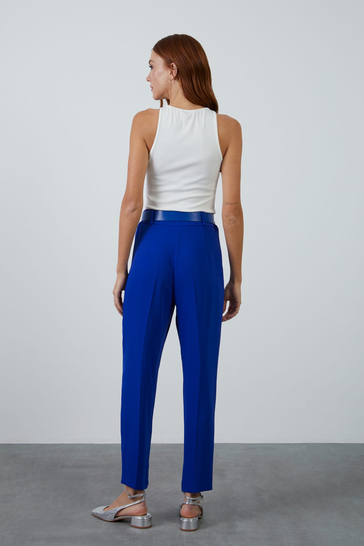 Deri Kemer Aksesuarlı Pileli Mavi Havuç Pantolon