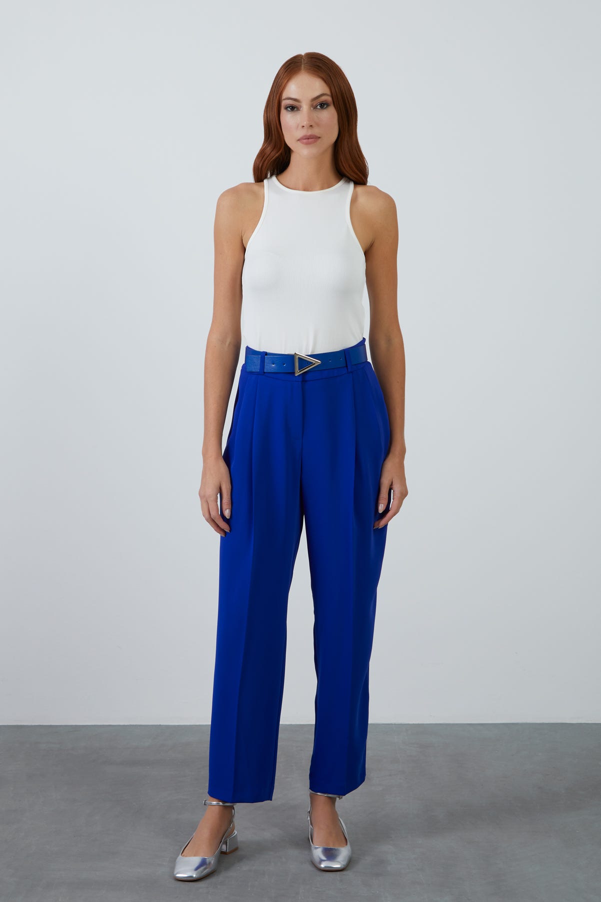 Deri Kemer Aksesuarlı Pileli Mavi Havuç Pantolon