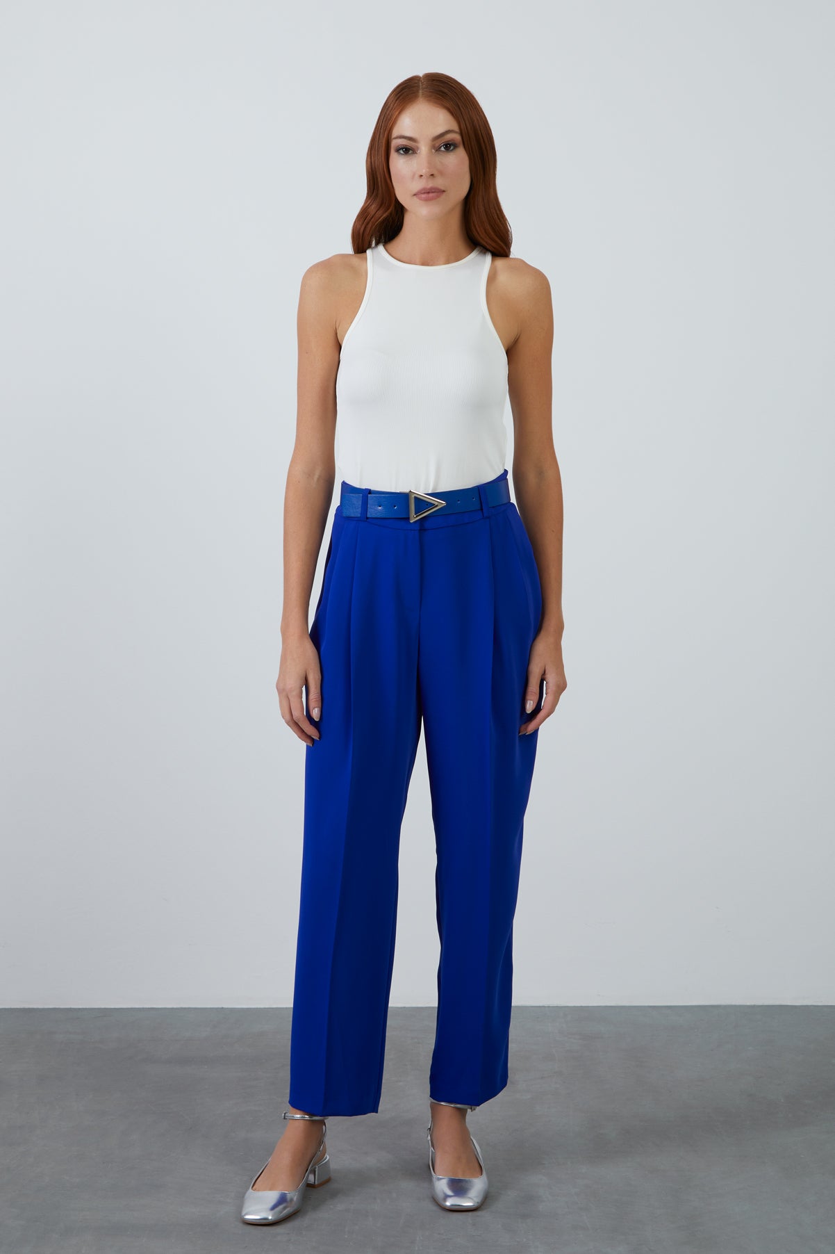 Deri Kemer Aksesuarlı Pileli Mavi Havuç Pantolon