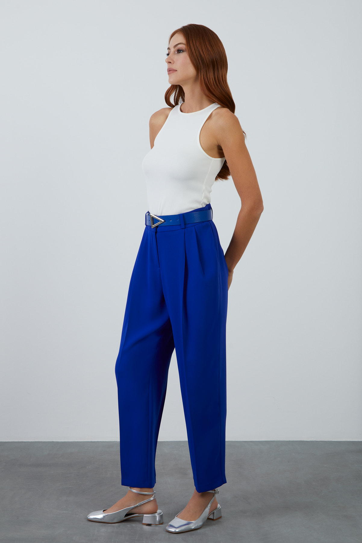 Deri Kemer Aksesuarlı Pileli Mavi Havuç Pantolon