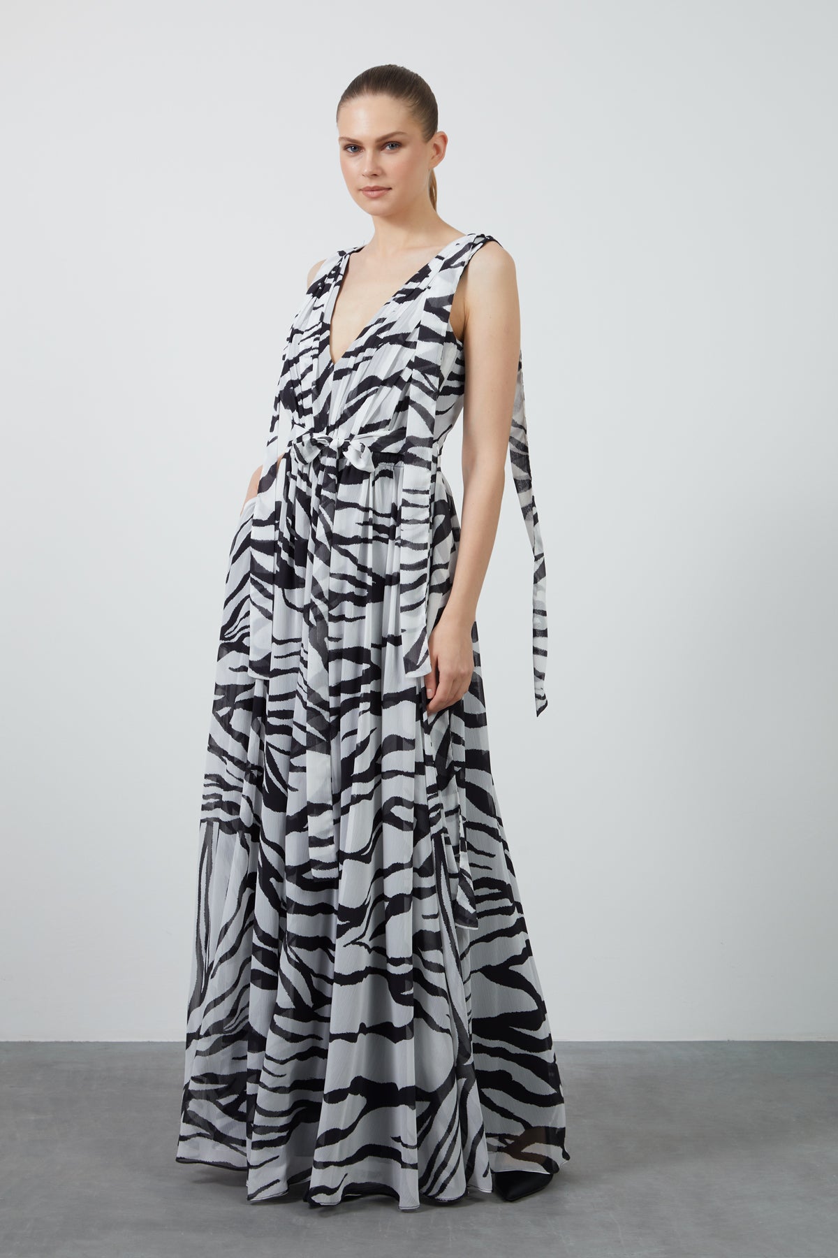 Desenli V Yaka Uzun Elbise