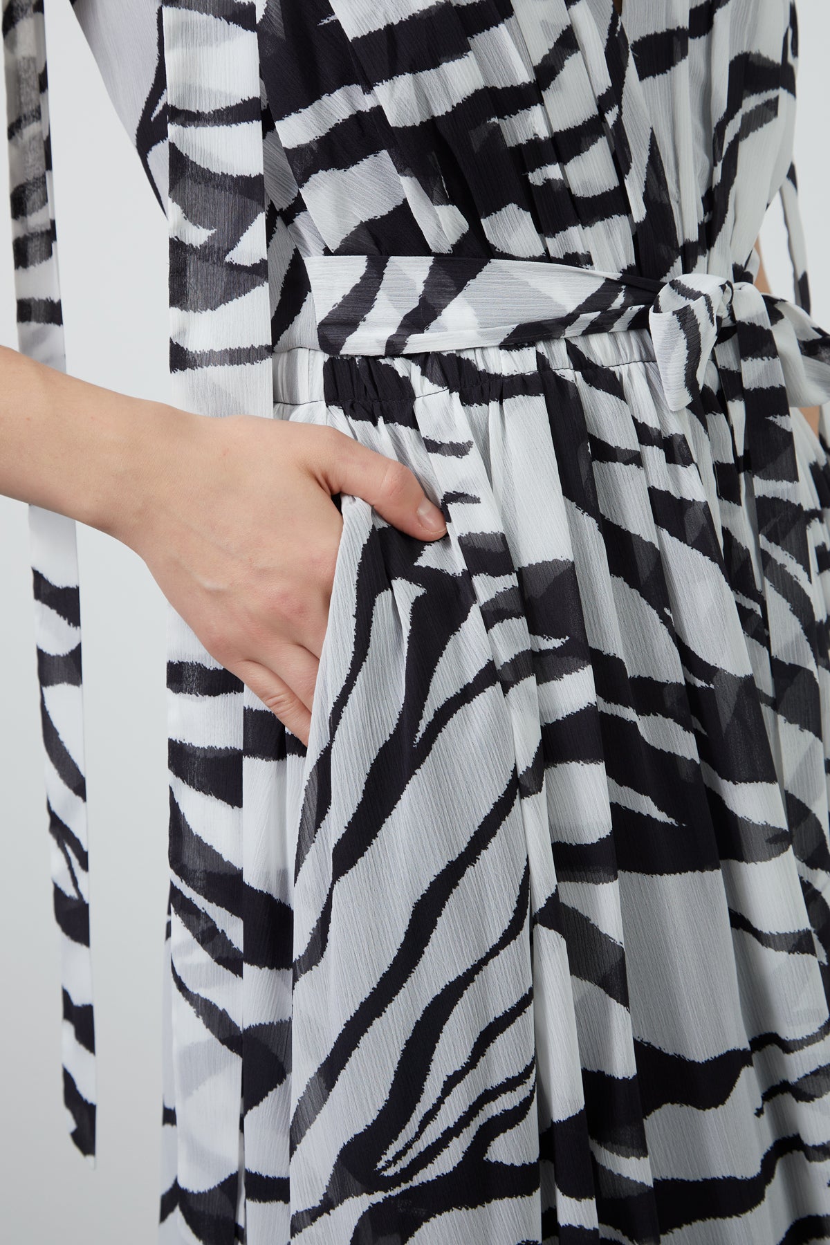 Desenli V Yaka Uzun Elbise