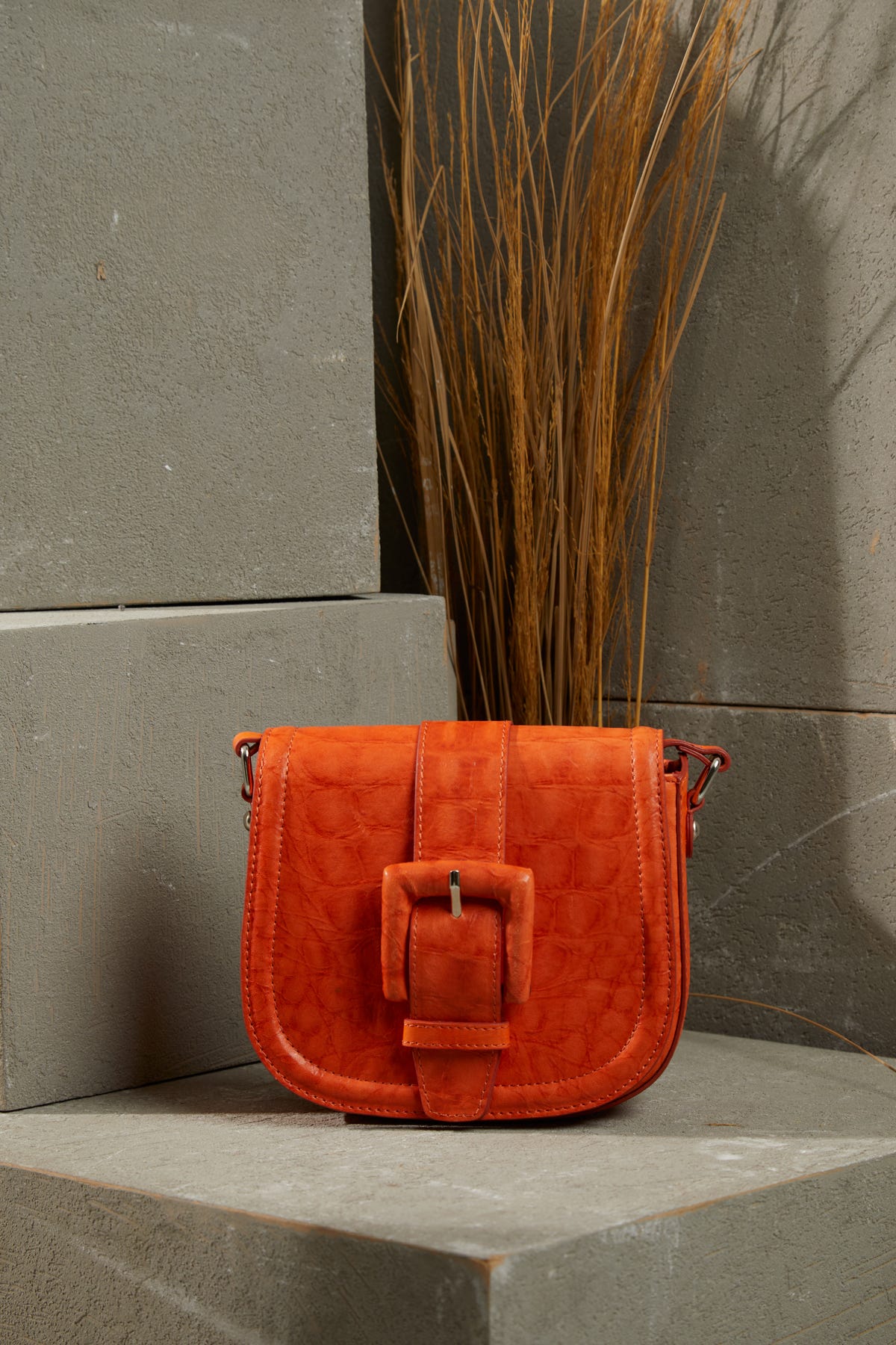 Önü Kemer Tokalı Ayarlanabilir Saplı Desenli Deri Çanta