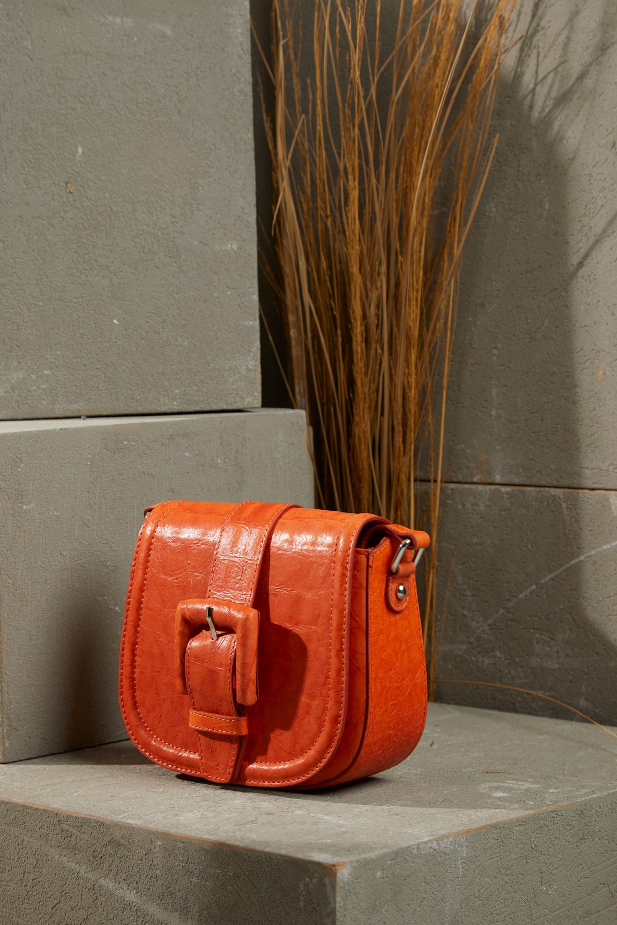 Önü Kemer Tokalı Ayarlanabilir Saplı Desenli Deri Çanta